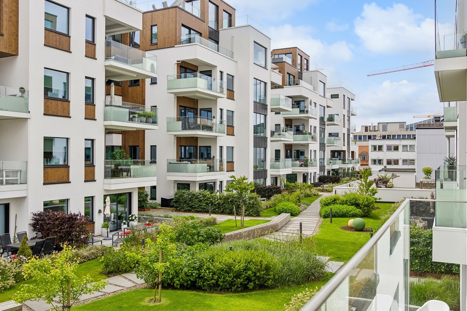Hyggelig utsikt over hagen, som er parkmessig opparbeidet. "Stille og fredelig midt i sentrum". Galleribilde