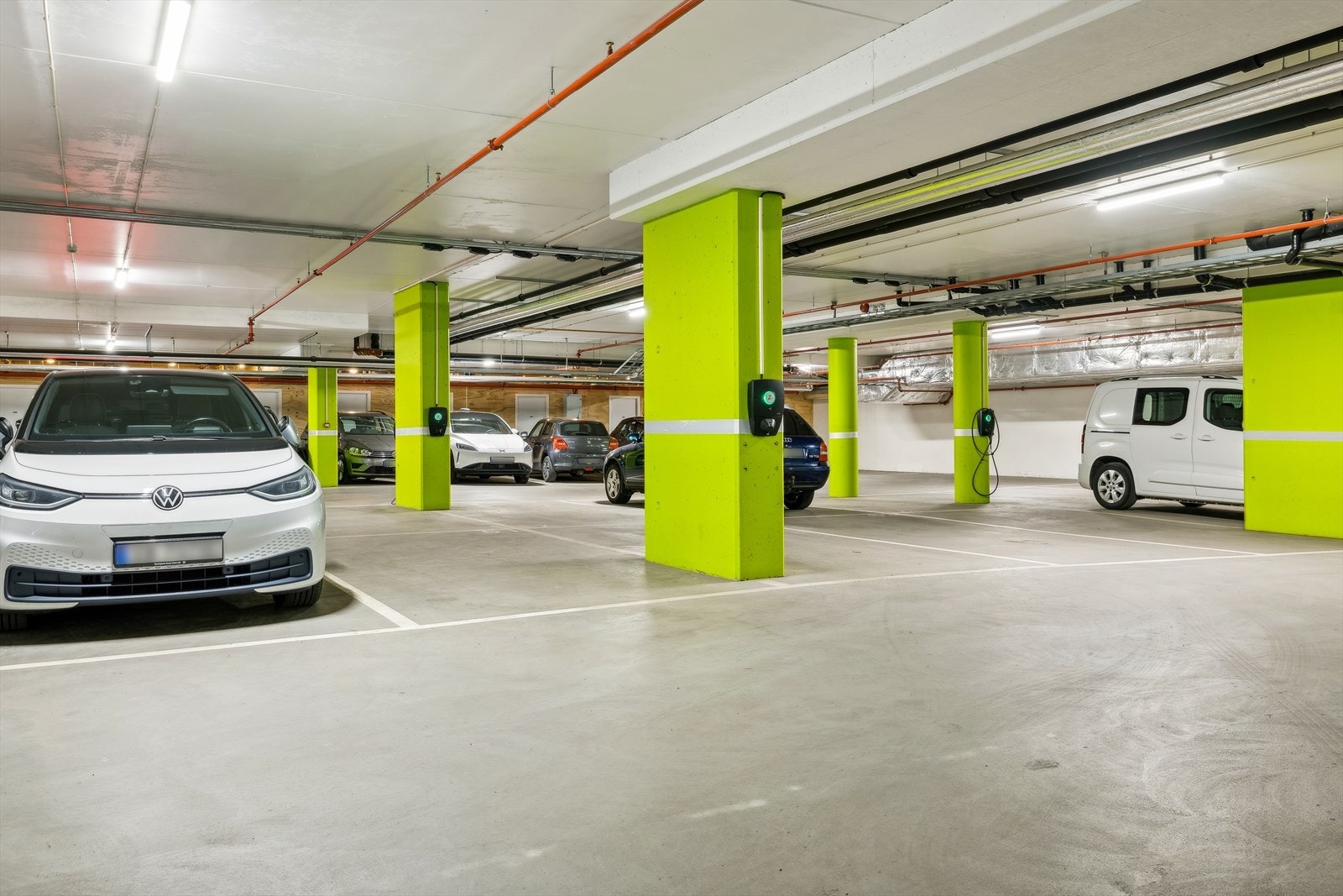 Parkeringsplass med lader til el-bil i felles lukket garasjeanlegg. Heisadkomst. Galleribilde