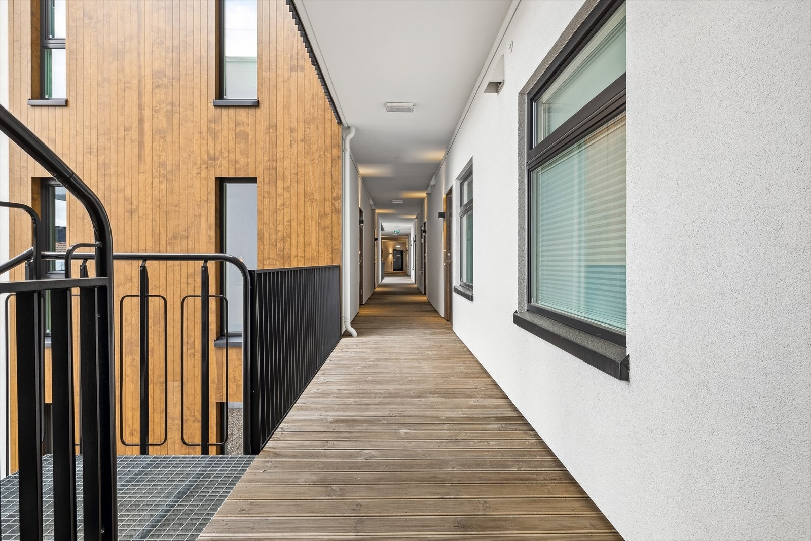 Heisadkomst opp til etasjen, og hyggelig svalgang til leiligheten. Galleribilde