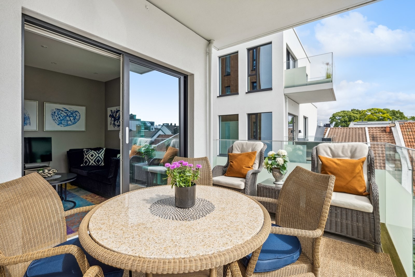 Sol på verandaen fra veldig tidlig morgen og til ca kl: 15:30 på sommeren. Det er tilrettelagt med plass i hagen for å kunne nyte solen hele dagen. Galleribilde