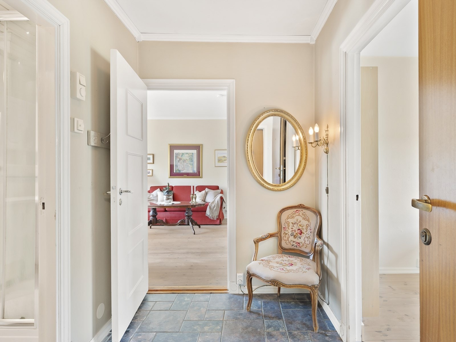 Innbydende entré med flislagt gulv og god plass. Galleribilde