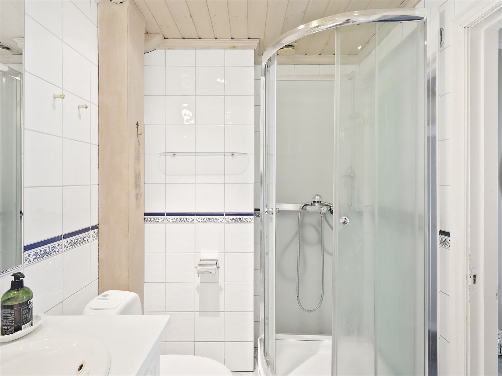 Flislagt bad med dusjkabinett og god oppbevaringsplass. Galleribilde