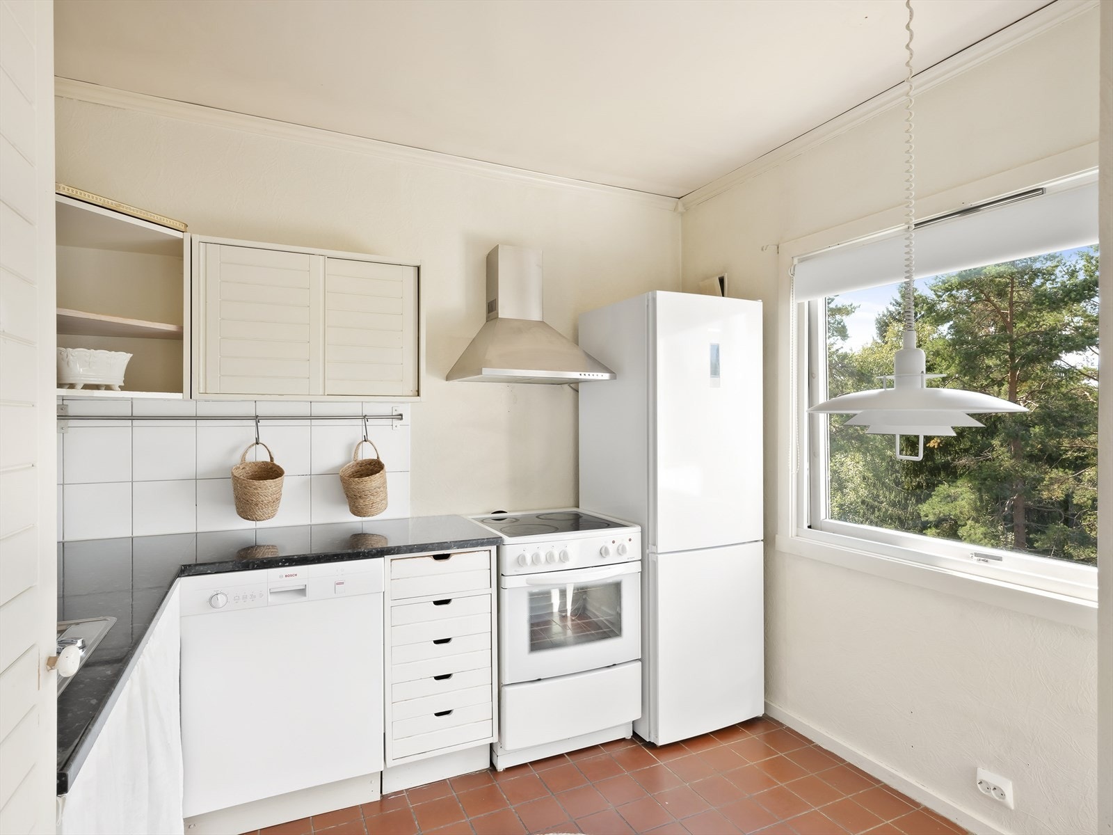 Plass for et lite spisebord ved kjøkkenvinduet. Galleribilde