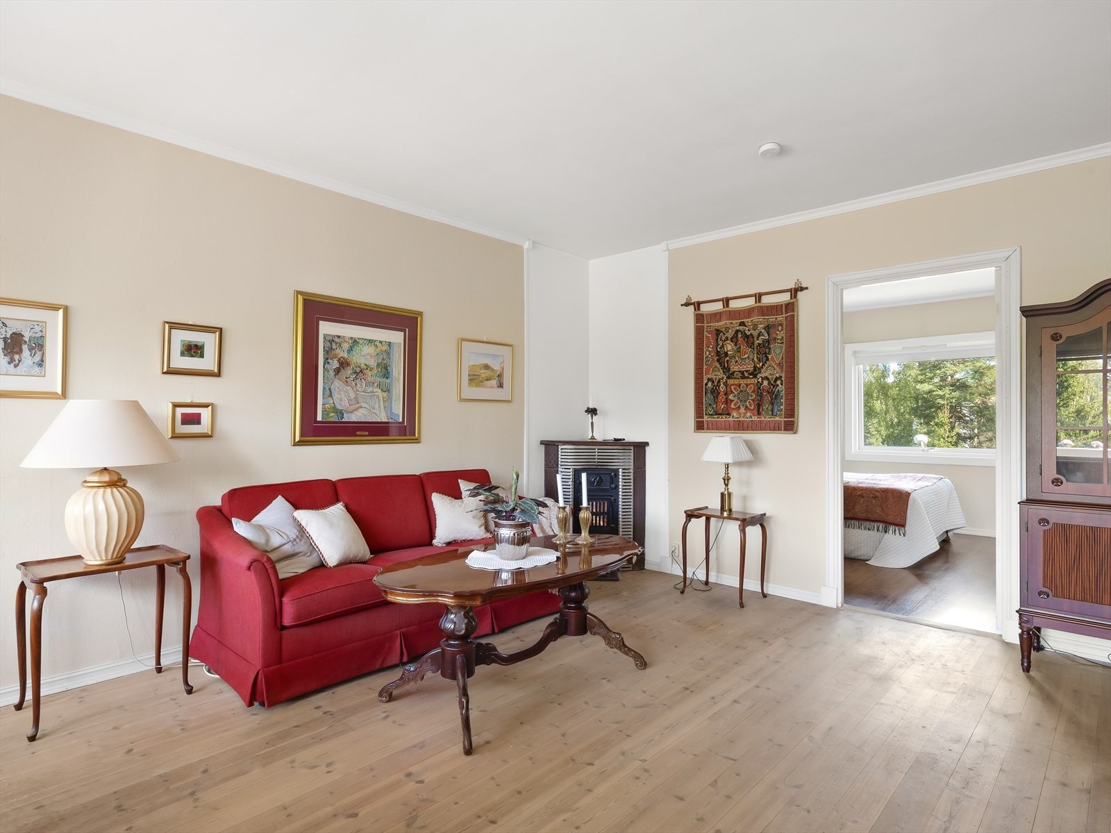 Lys stue med vedovn og tilgang til soverom. Galleribilde