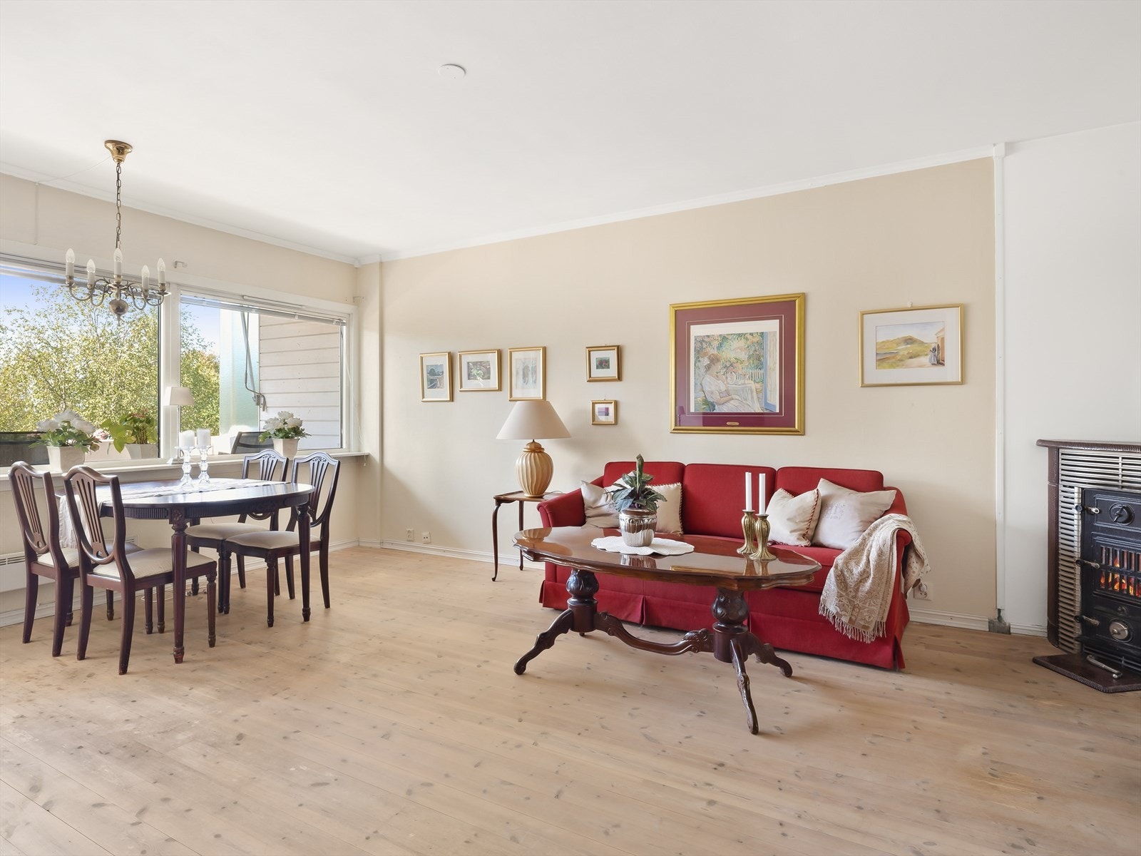 Lys stue med spiseplass og store vinduer. Galleribilde