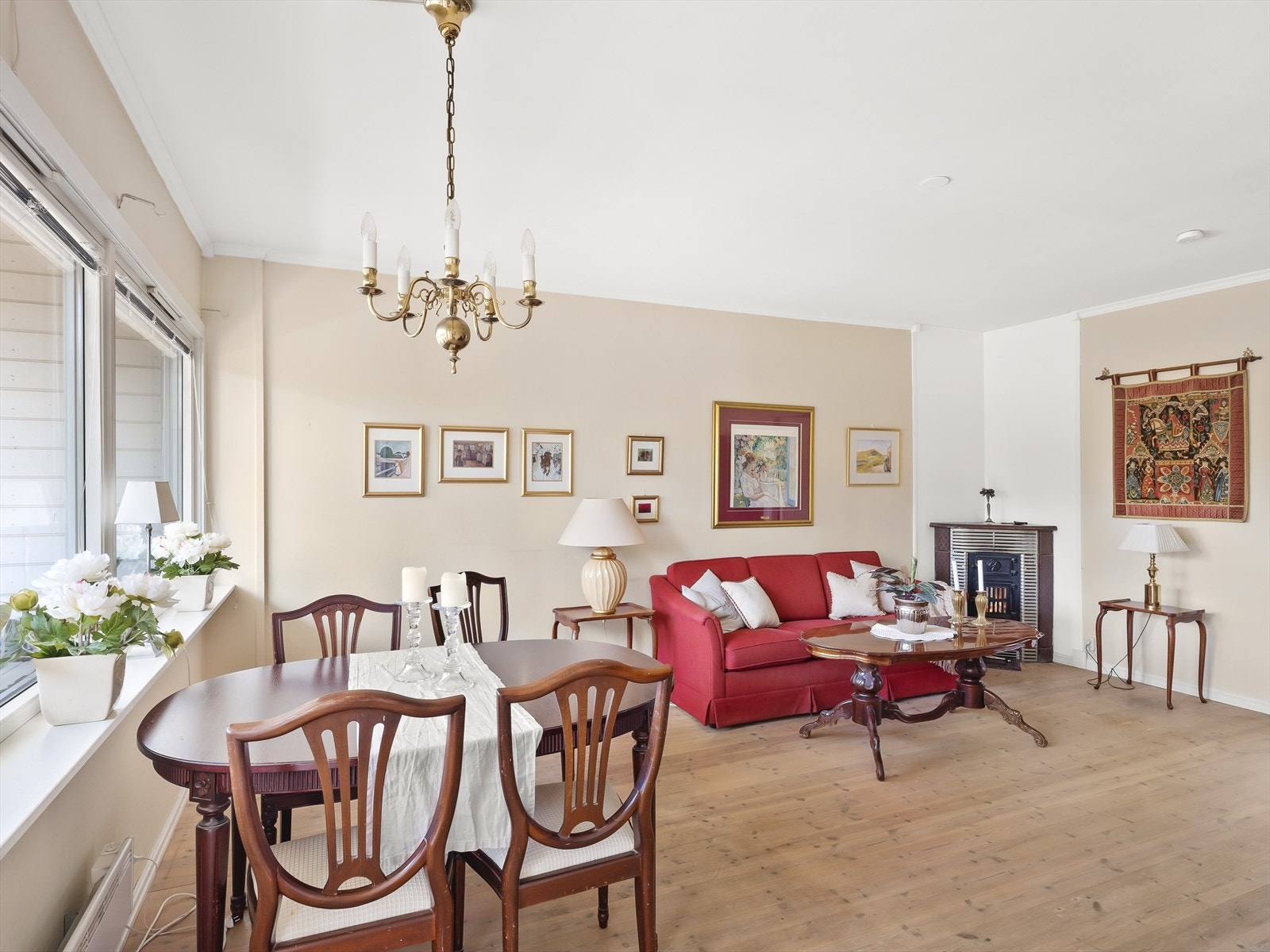 Koselig stue med plass til spisebord og sofagruppe. Galleribilde