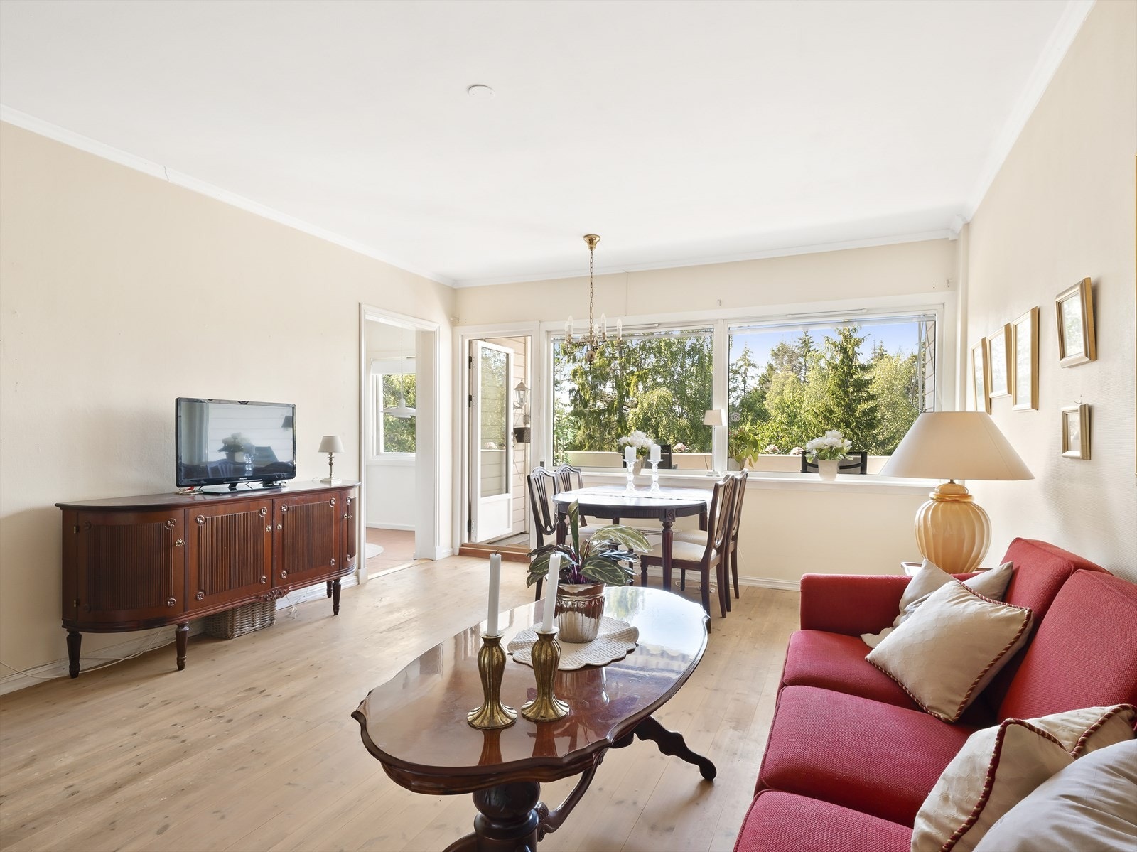 Lyst og luftig stue med store vinduer mot naturen. Galleribilde