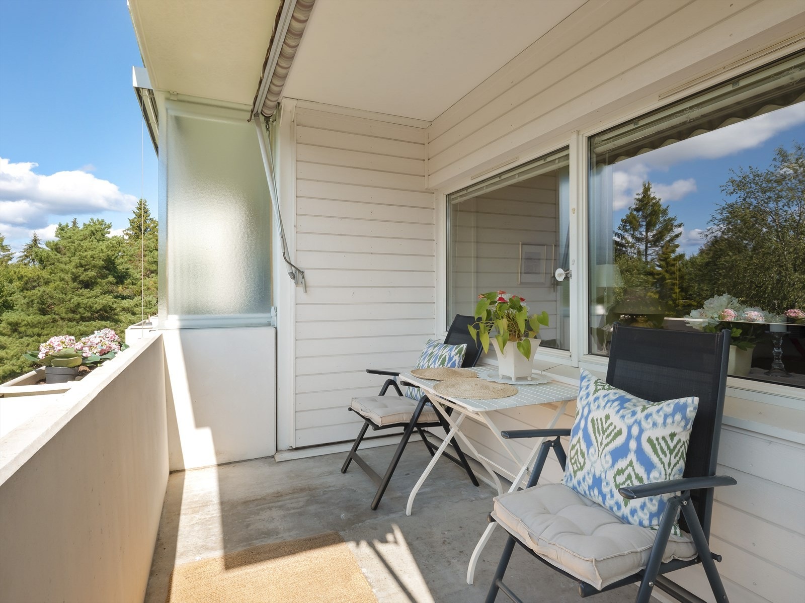 Koselig balkong med plass til sittegruppe. Galleribilde