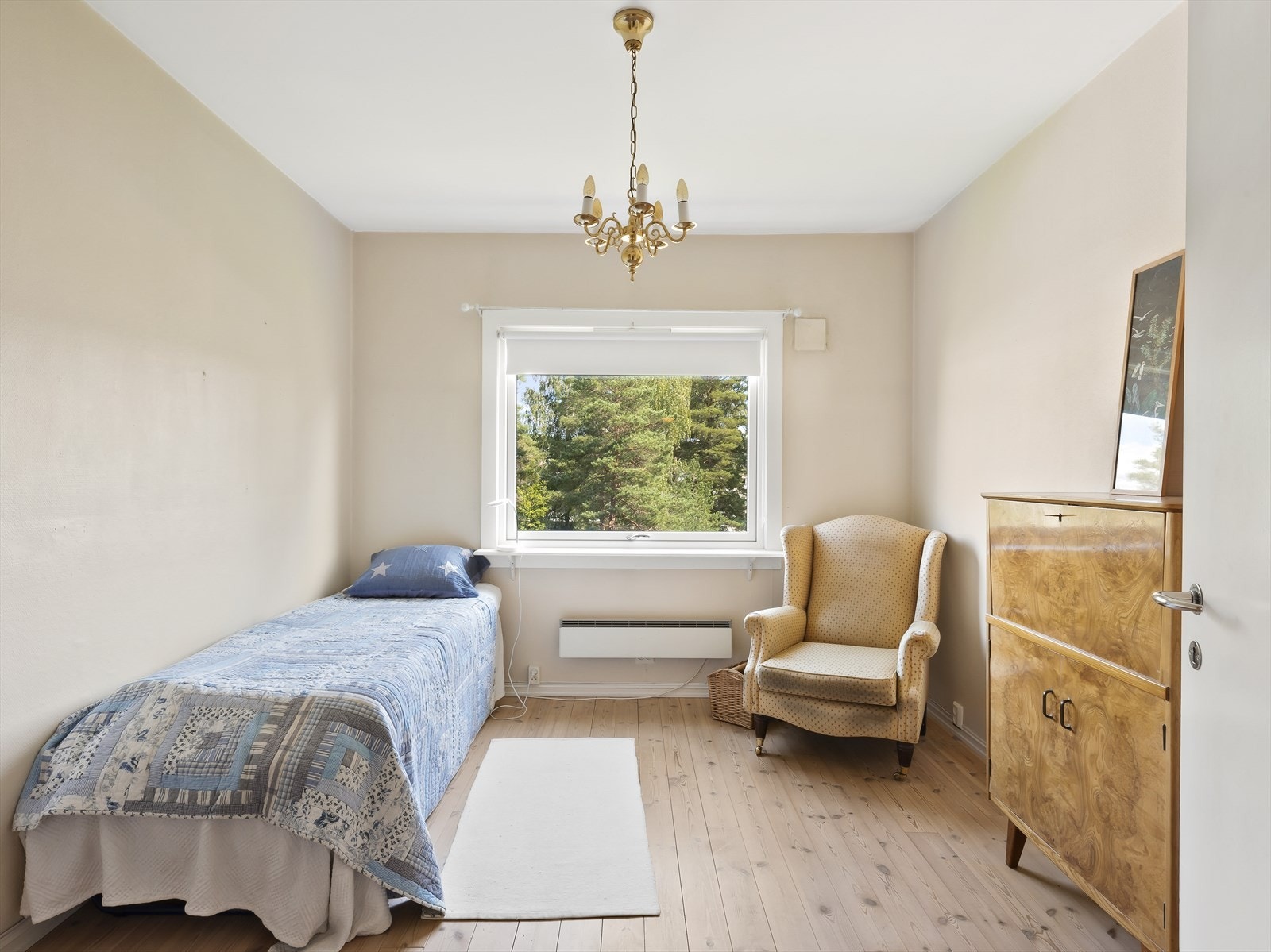 Romslig gjesterom med naturlig lys og utsikt. Galleribilde