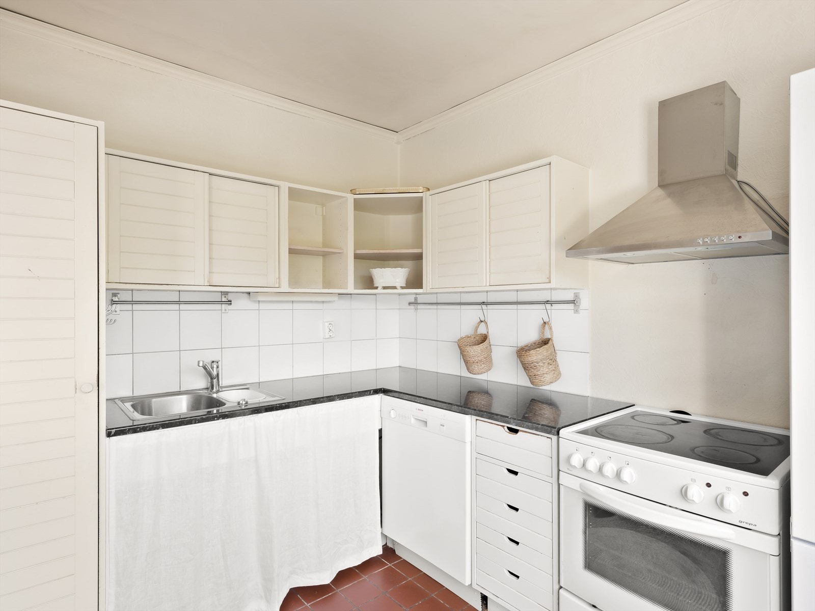 Praktisk kjøkken med plass for oppvaskmaskin Galleribilde