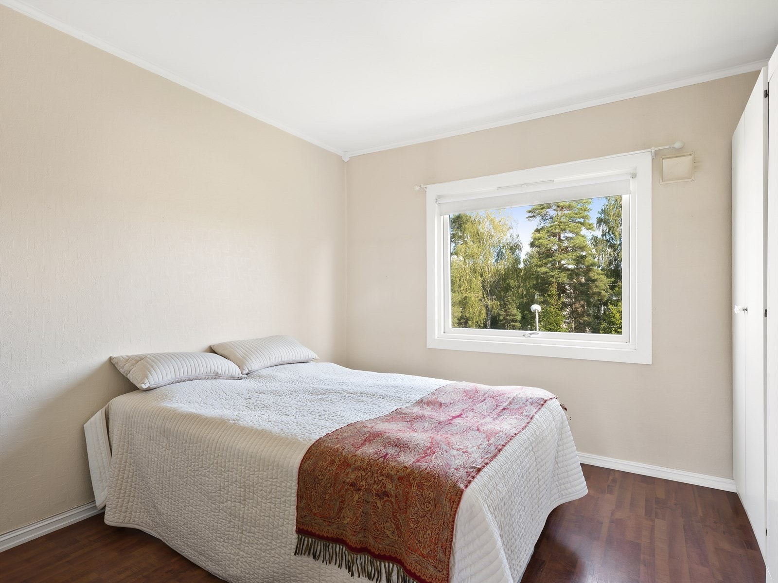 Hovedsoverom med store vinduer og flott utsikt. Galleribilde