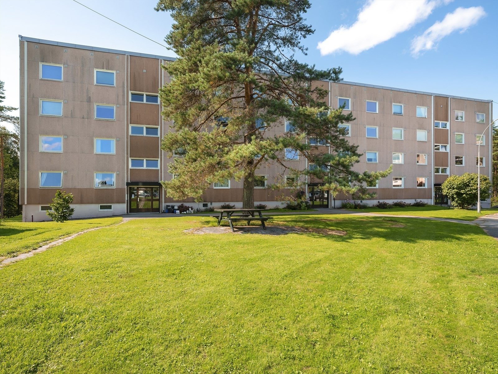 Attraktiv boligblokk med store grøntområder. Galleribilde