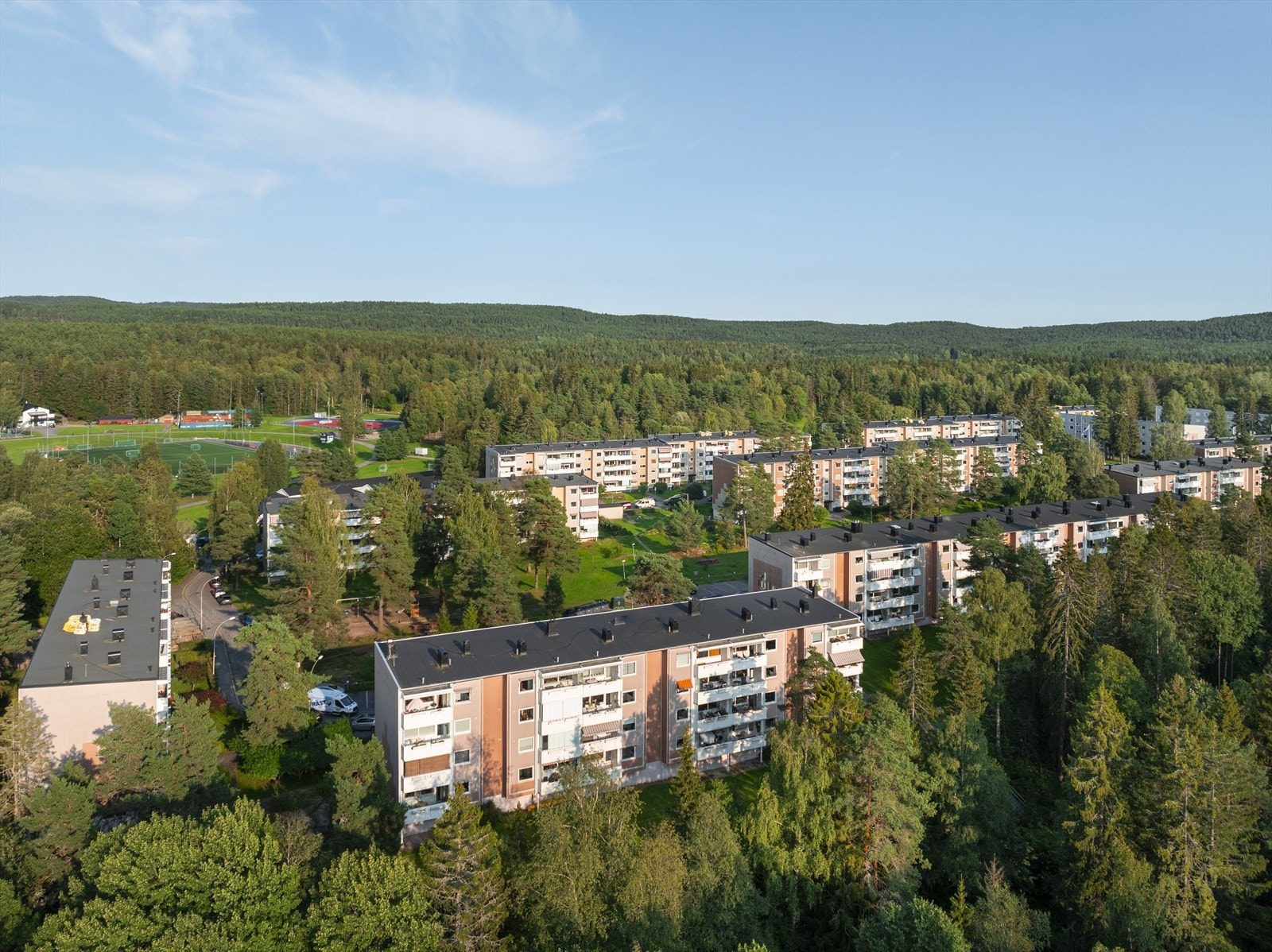 Boligområde med nærhet til natur og idrettsanlegg. Galleribilde