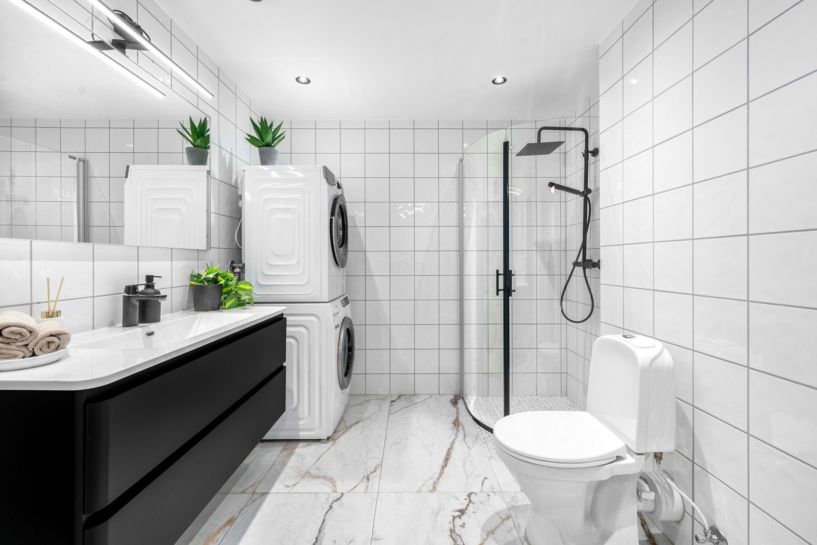 Badet ble oppgradert i 2020 med marmorfliser på gulv ny baderomsinnredning, regnfalldusj, downlights og nytt speil med lys Galleribilde