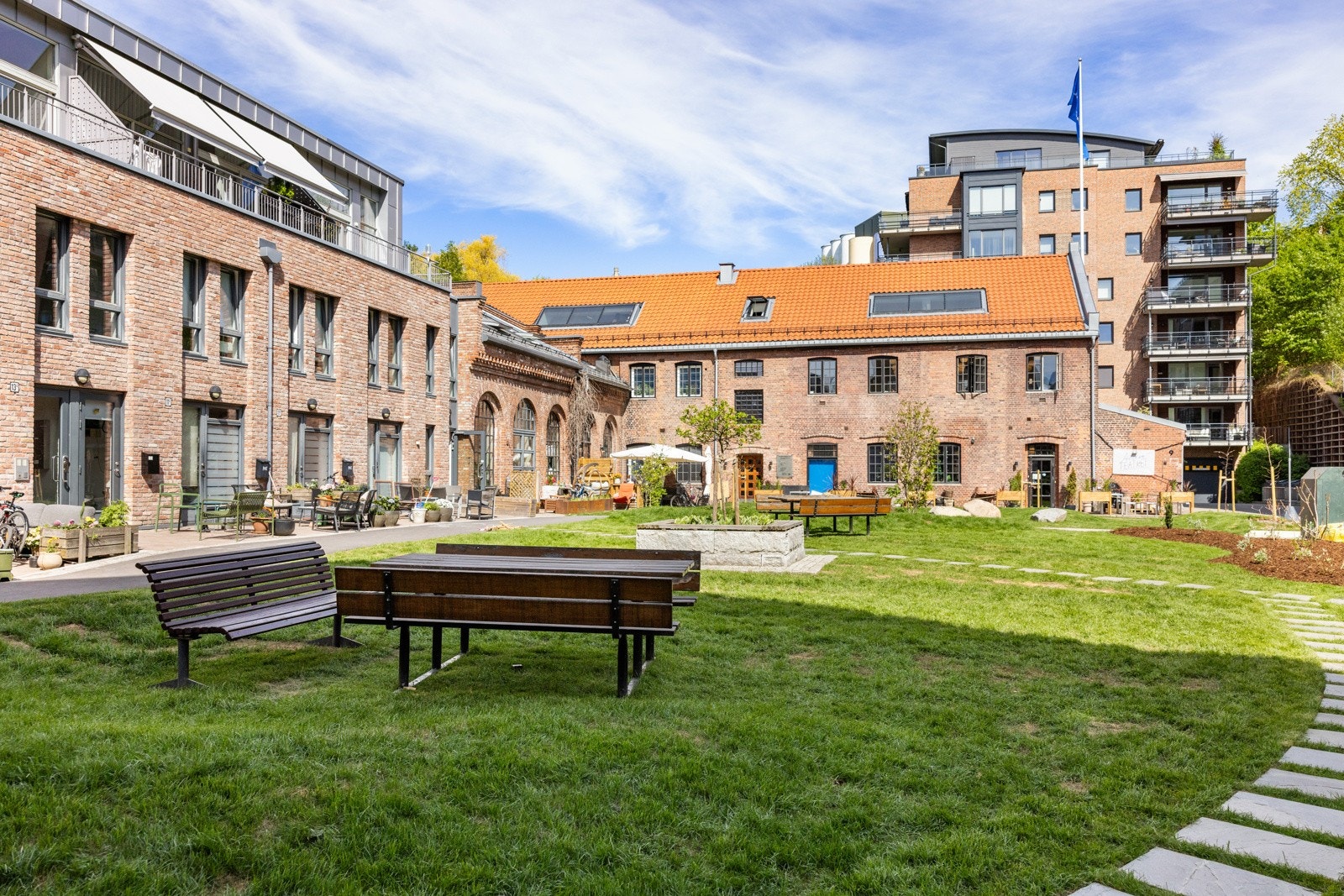 Lilleborg har store grøntarealer, uteserveinger og lekearealer. Galleribilde