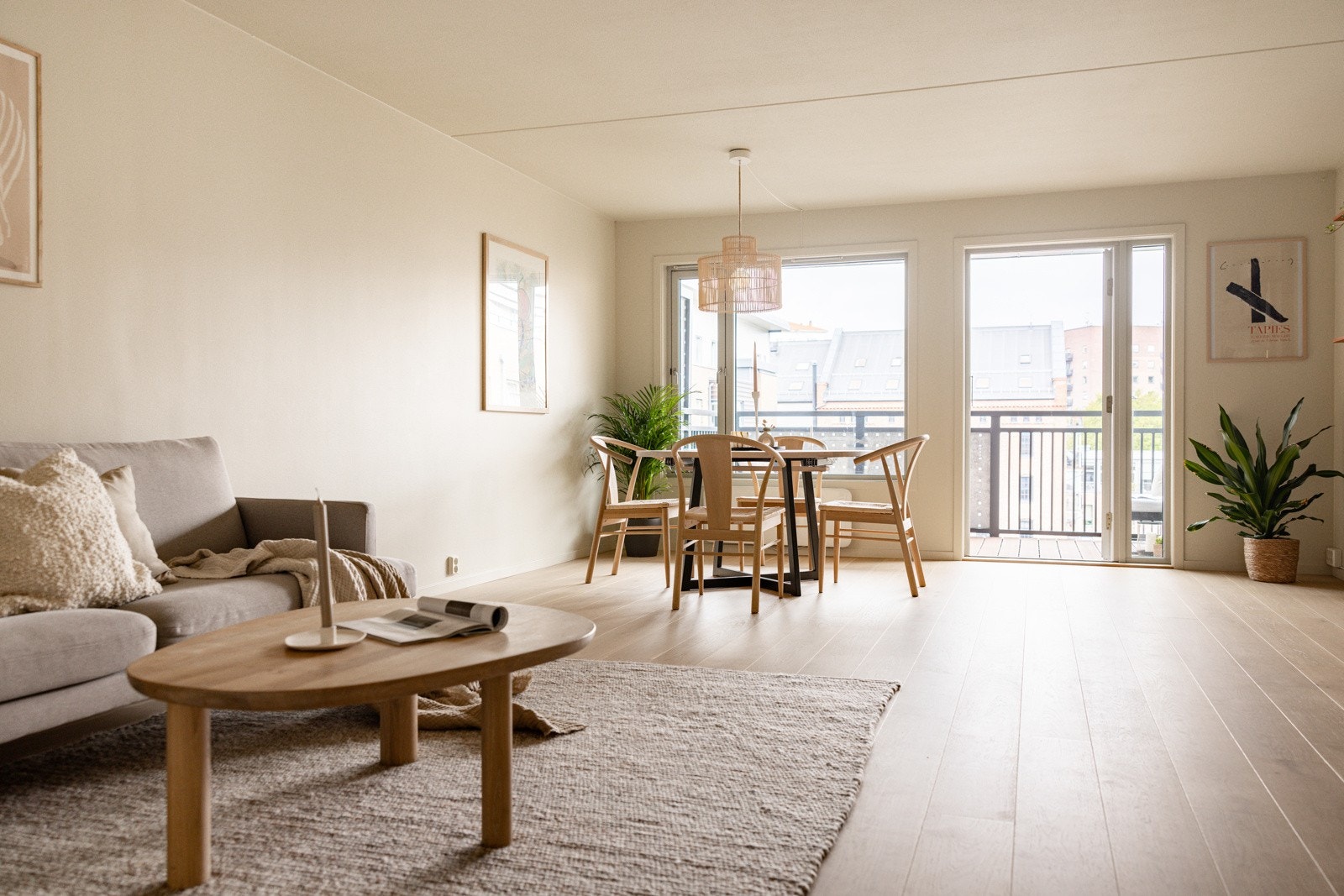 Lys og romslig stue med god plass til både sofagruppe og spisebord. Galleribilde