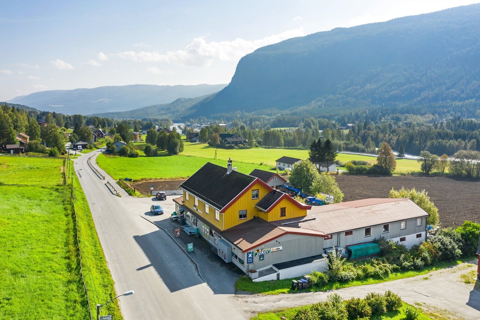 Velkommen til Torpovegen 489 - bolig og næringsbygg midt i Torpo sentrum. Galleribilde