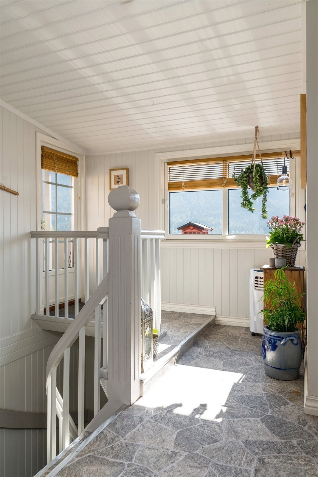 Trappegang fra inngang og opp i 2. etg Galleribilde