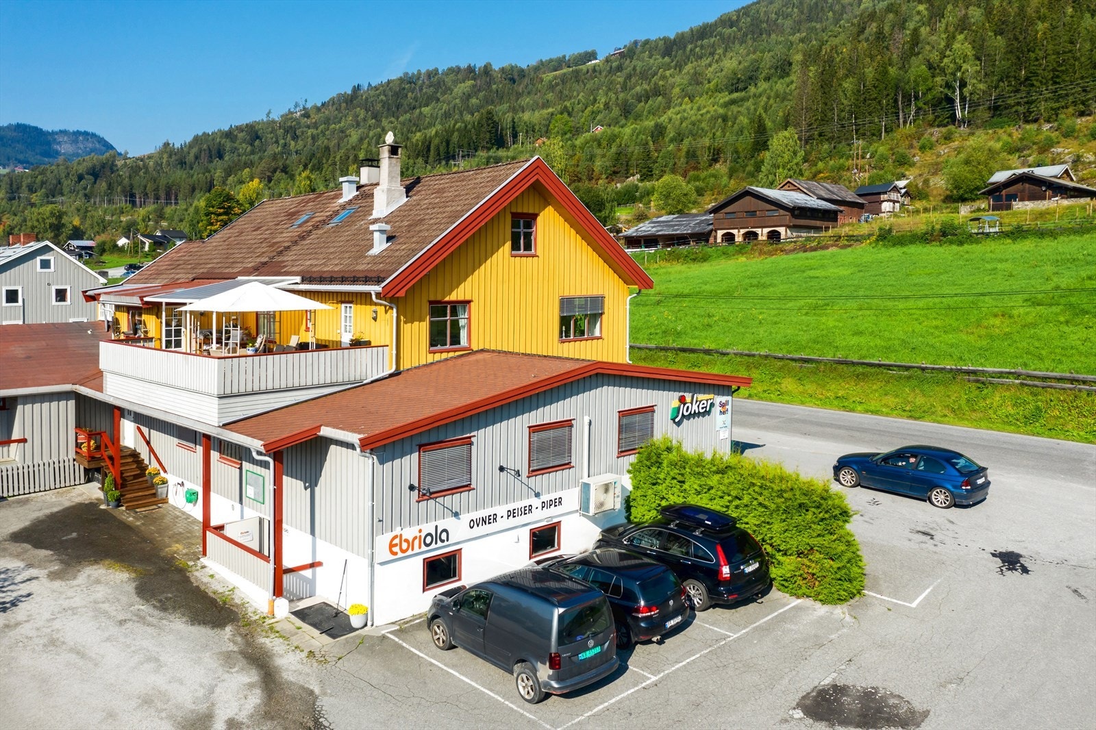 Godt med biloppstillingsplasser på eiendommen Galleribilde