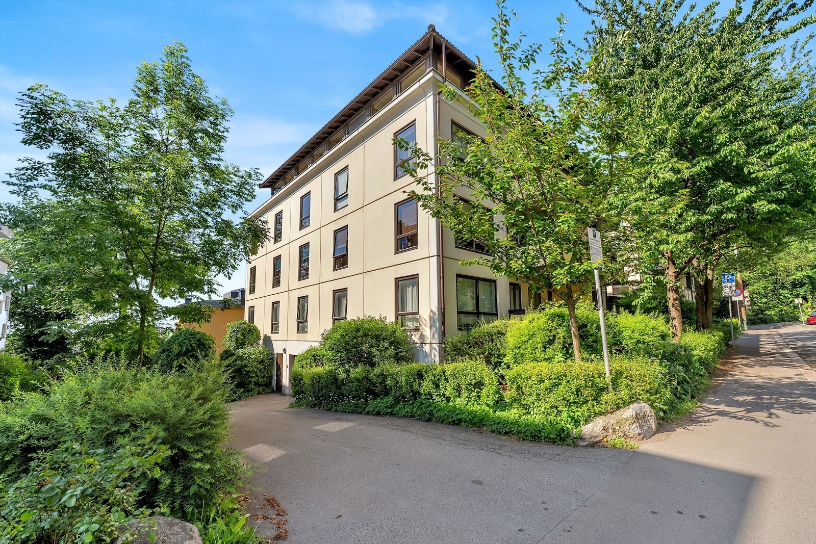 Fasade med nedkjøring til garasjekjeller. Galleribilde