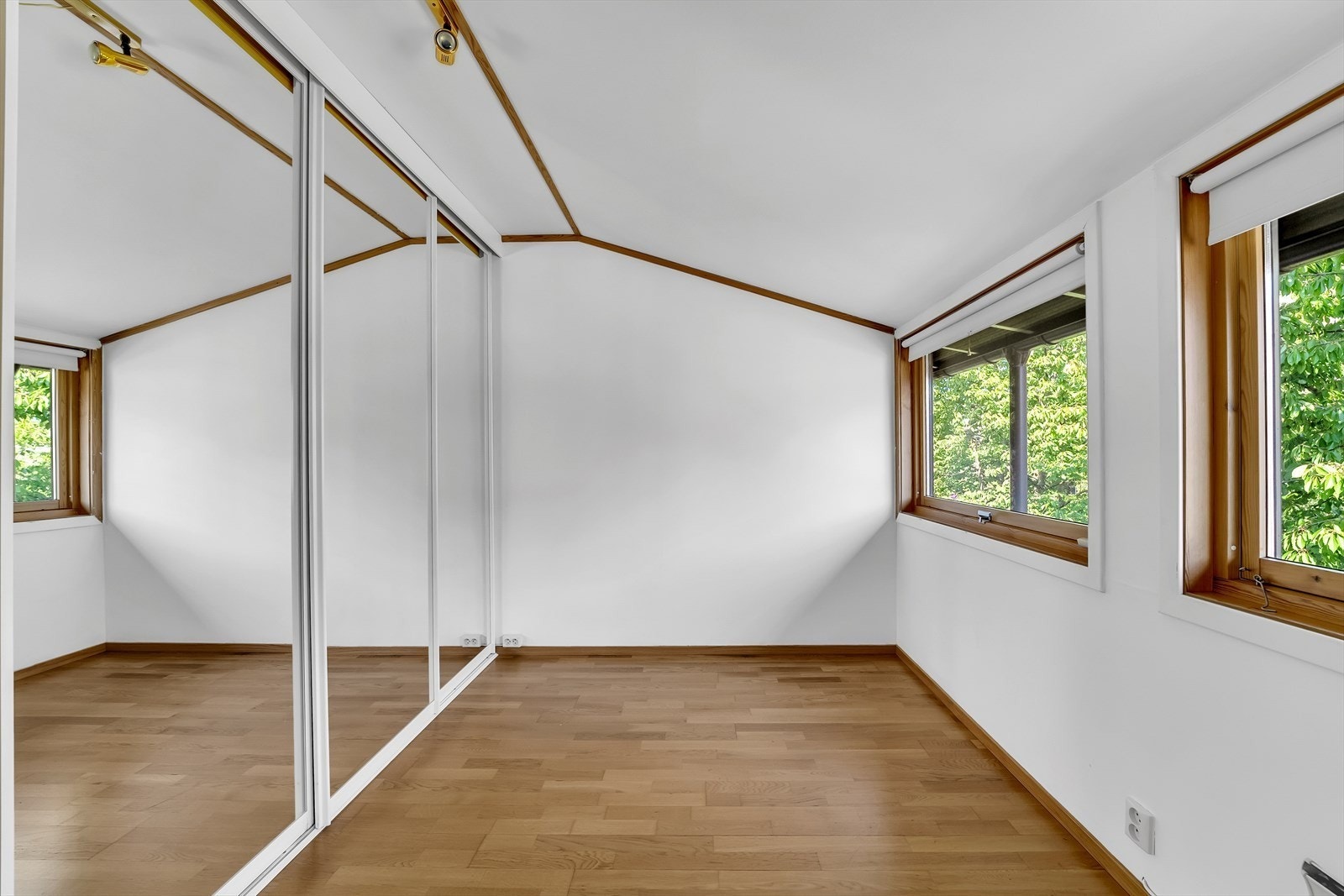 Soverom 2 med skyvedørsgarderobe. Galleribilde