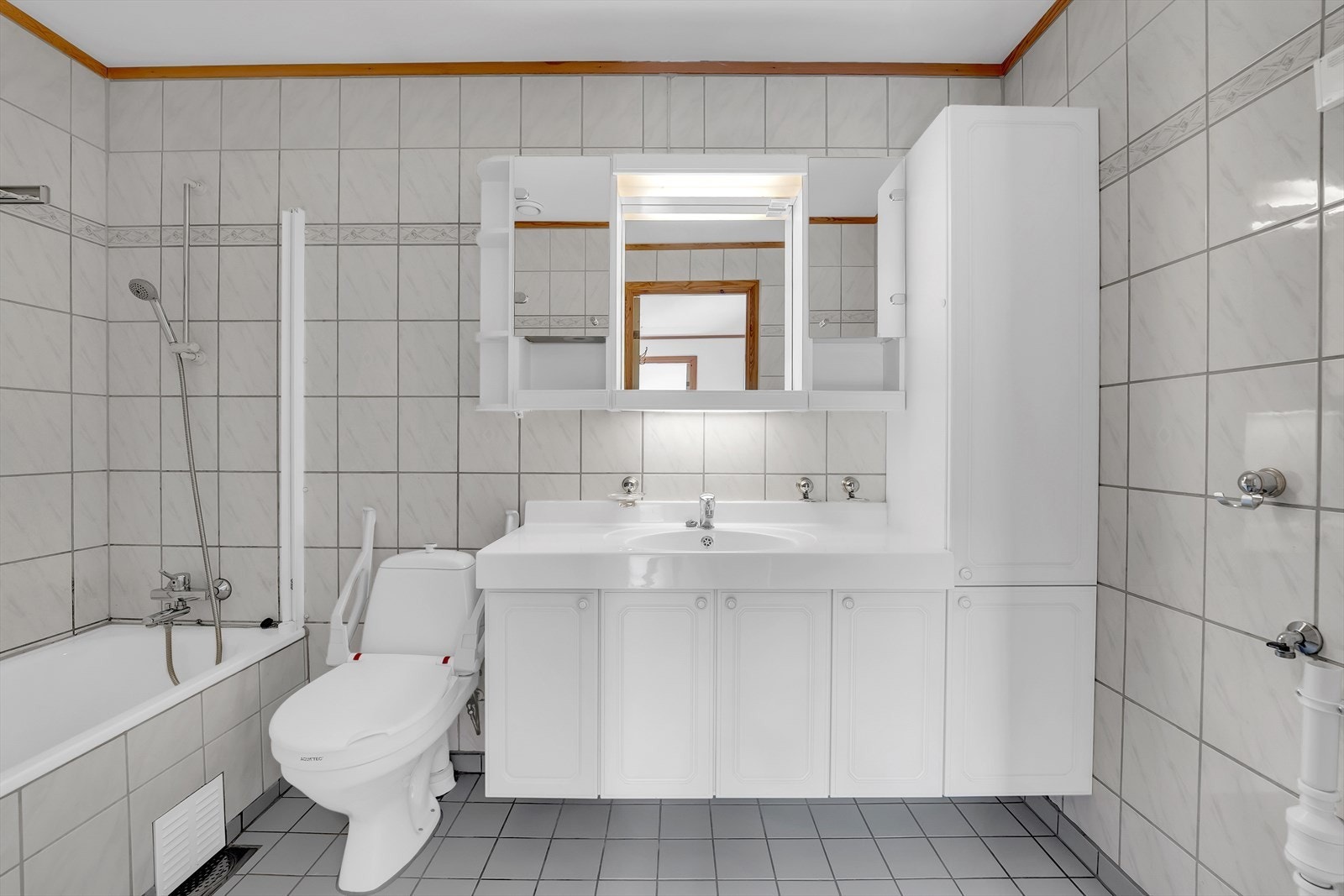 Bad med badekar og opplegg for vaskemaskin Galleribilde