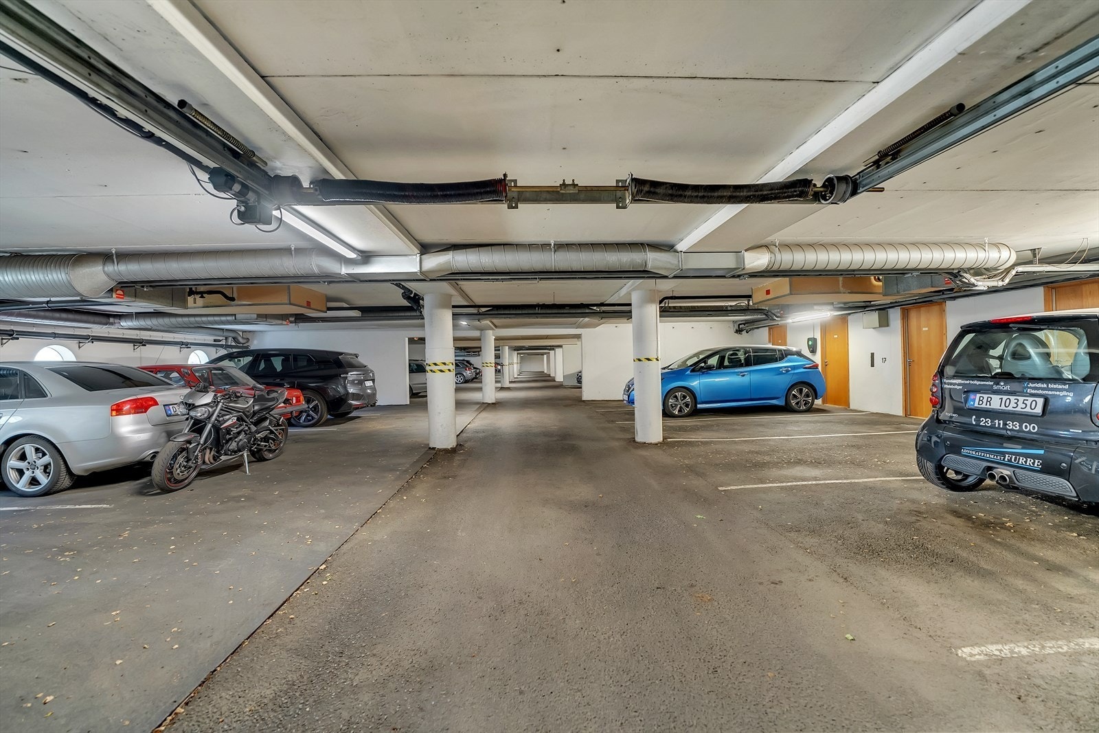 Garasjeanlegg- her kan plass nr 18 leies, ved sioden av bil til høyre. Galleribilde