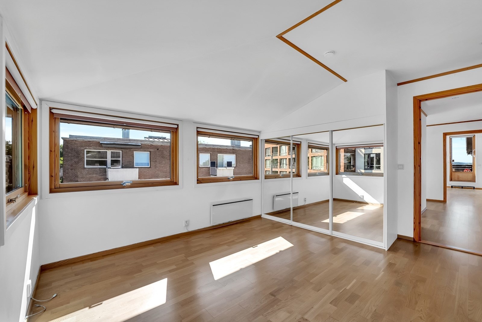 Hovedsoverom med skyvedørsgarderobe Galleribilde