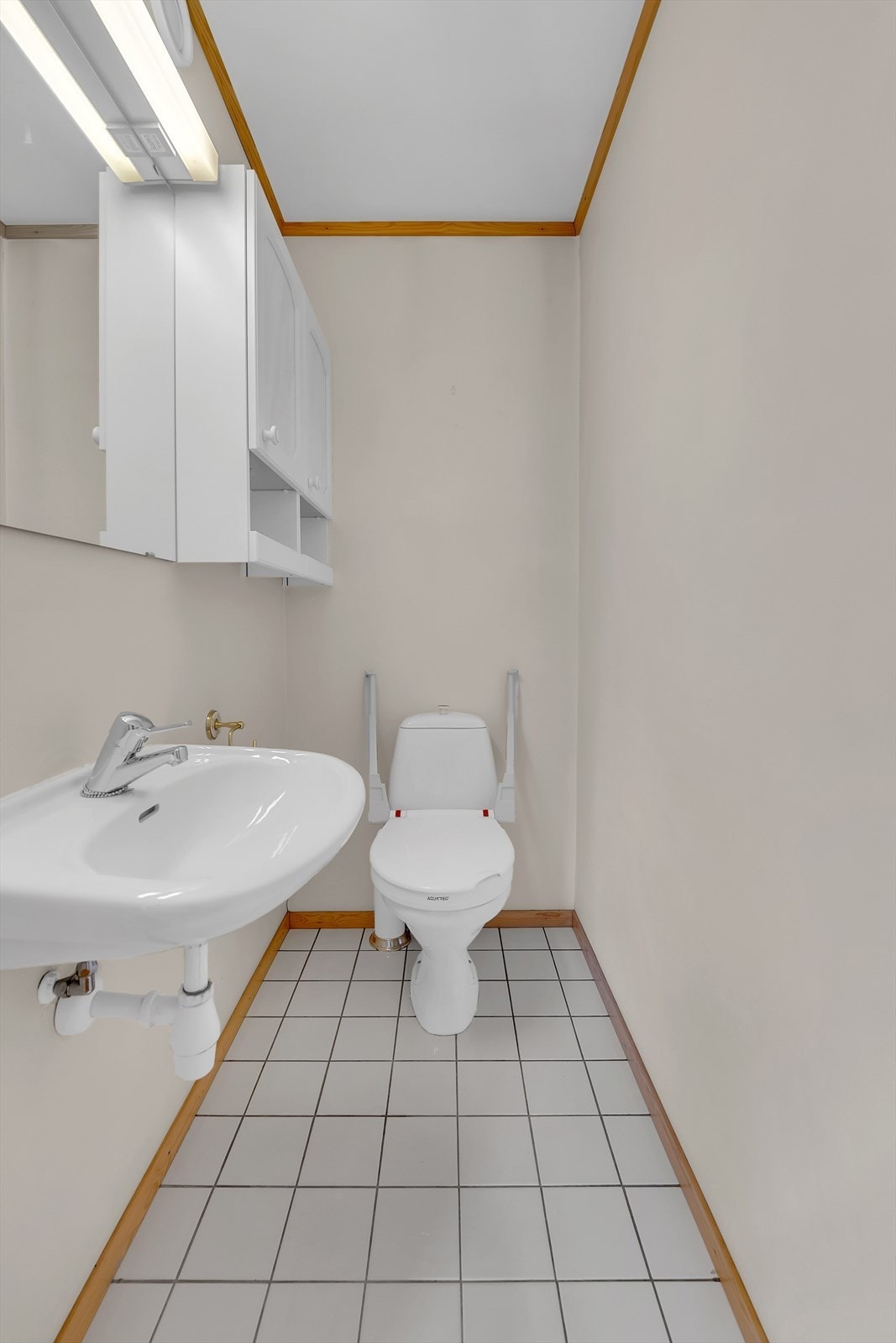 Gjestetoalett vegg i vegg med bad Galleribilde