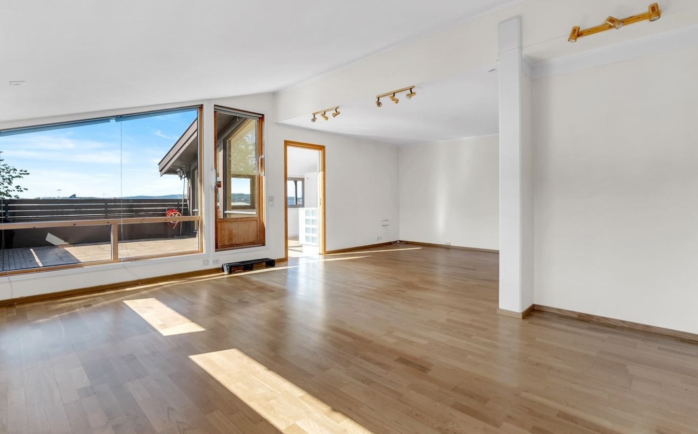 Stue med store vindusflater som slipper inn rikelig med lys. Galleribilde