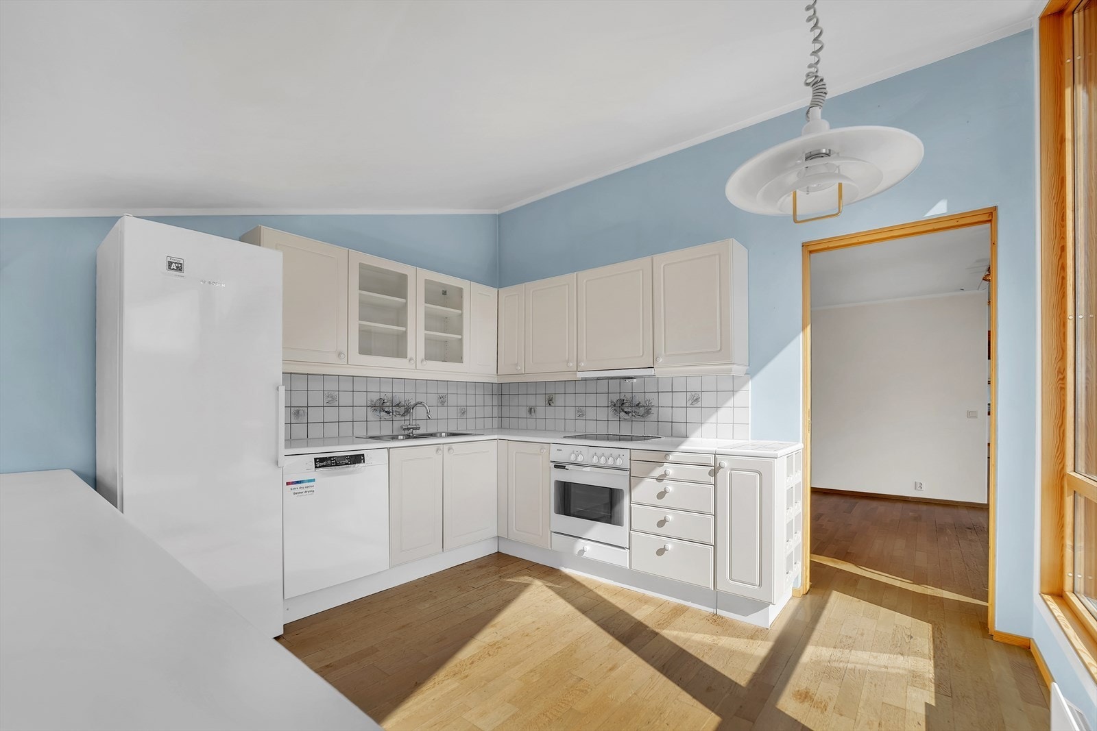 Kjøkken med hvitevarer. Komfyr byttes til en ny frittstående komfyr. Galleribilde