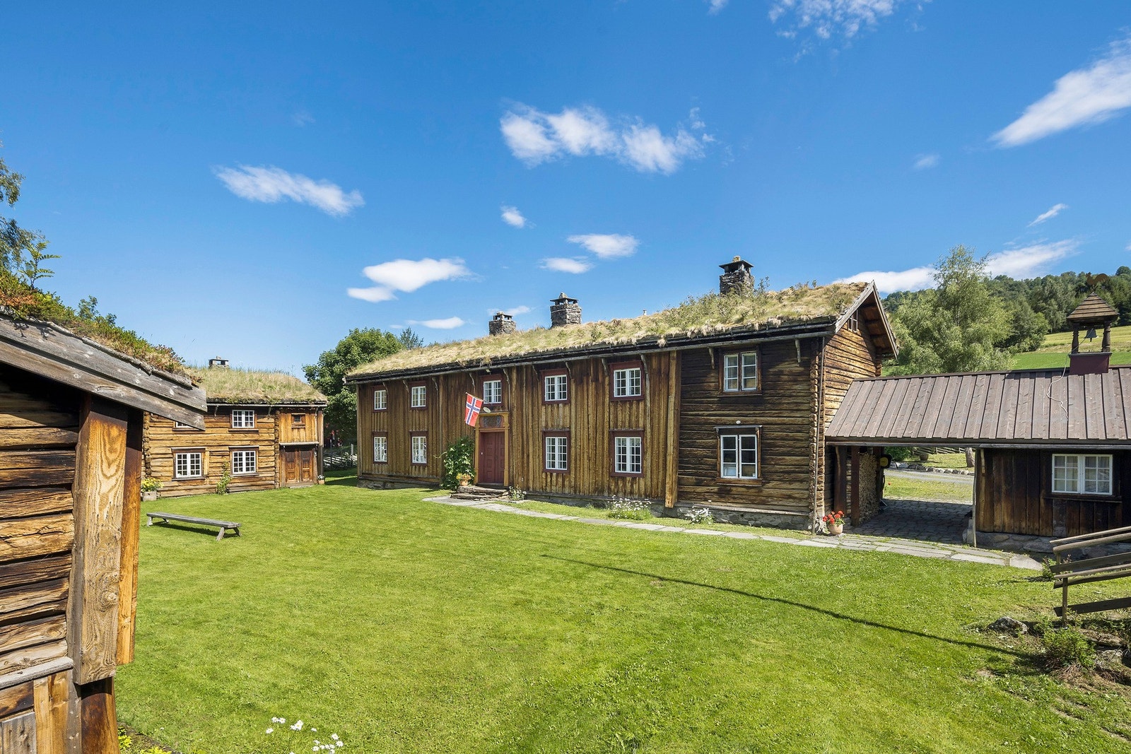 Idyllisk og sjarmerende tun med mye historie Galleribilde