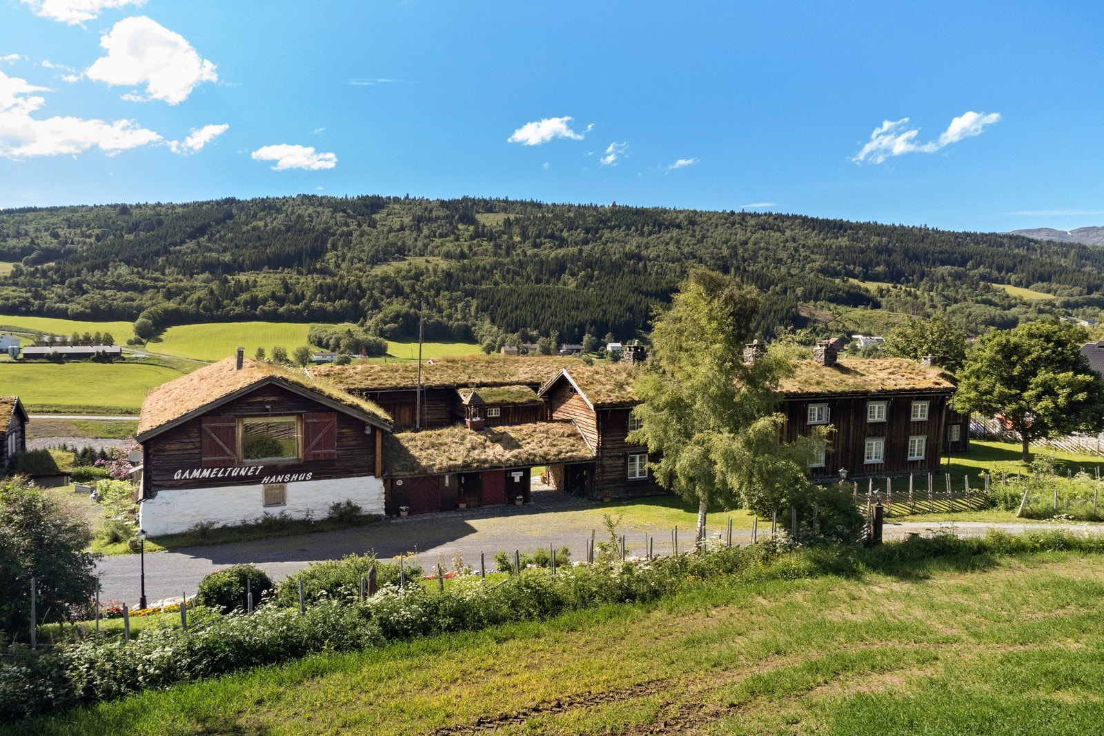 Eiendommen ligger fint til på et høydedrag og nyter en fantastisk utsikt Galleribilde