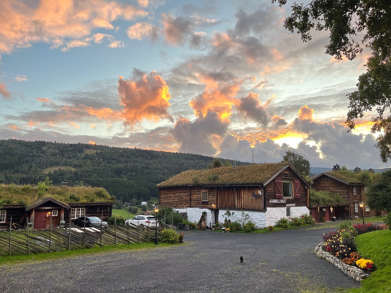Her ser du Kårboligen og Steinfjøset. Kårboligen har både stue, kjøkken, bad og soverom i hver etasje. Galleribilde