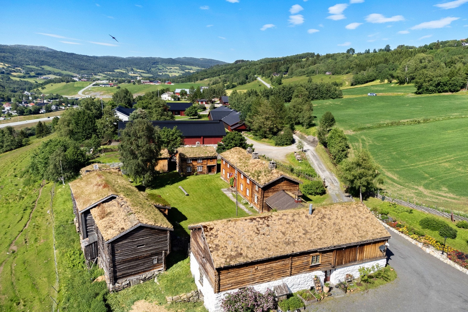 Hovedbygningen, Fjøset, Låven, Stabburet, Årestuen, Onnbua og Eldhuset. Galleribilde