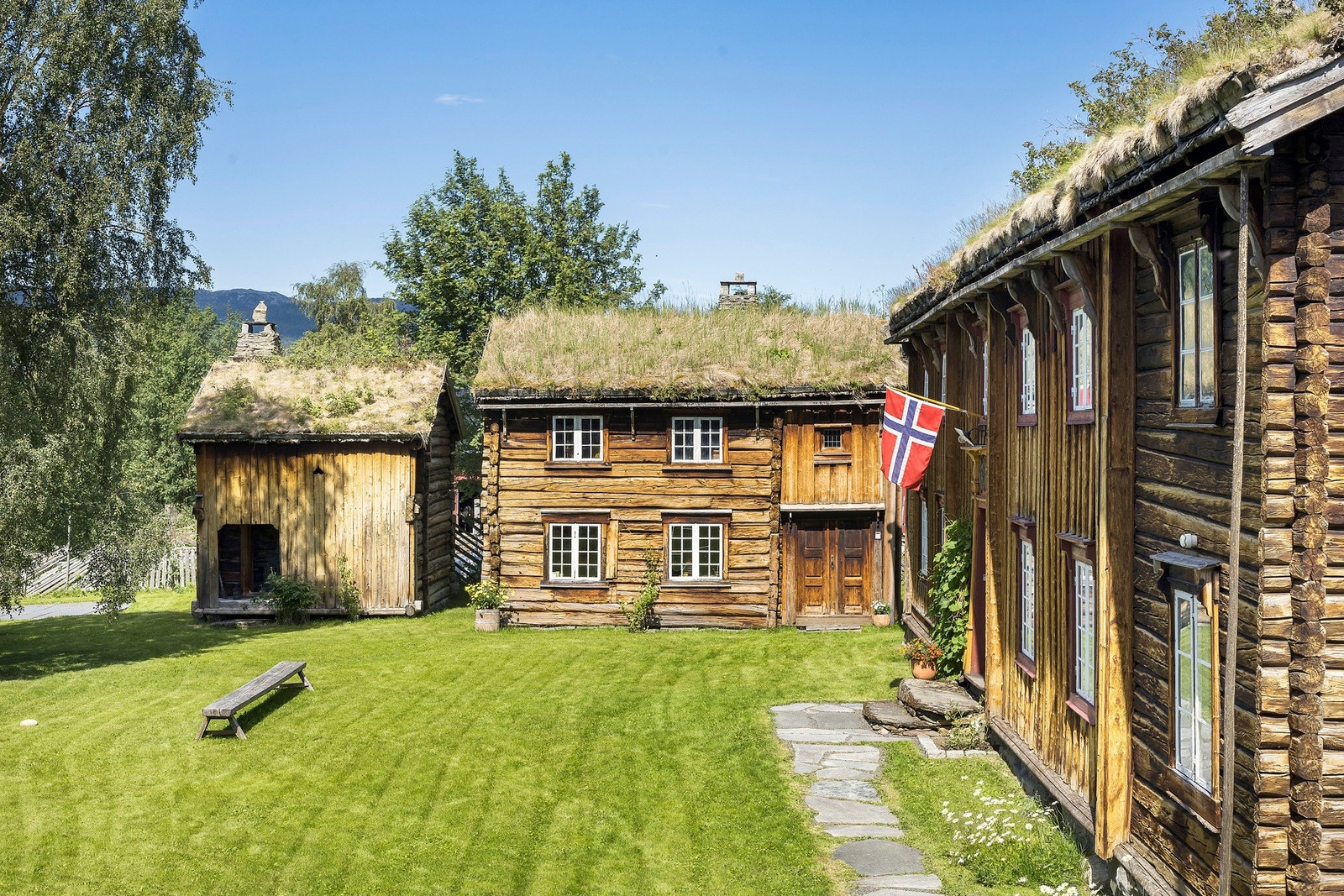 Onnbua til venstre og Kårstuen til høyre Galleribilde