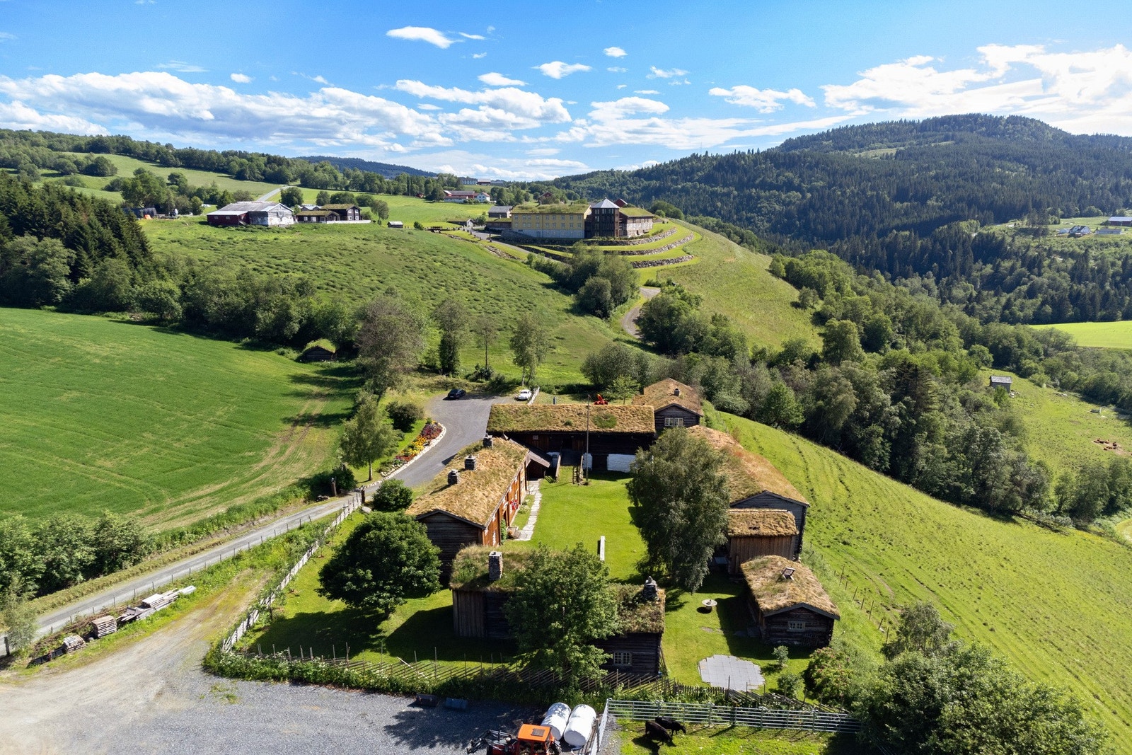 Velkommen til Gammeltunet Hanshus - Et flott trøndertun bestående av 8 bygninger Galleribilde