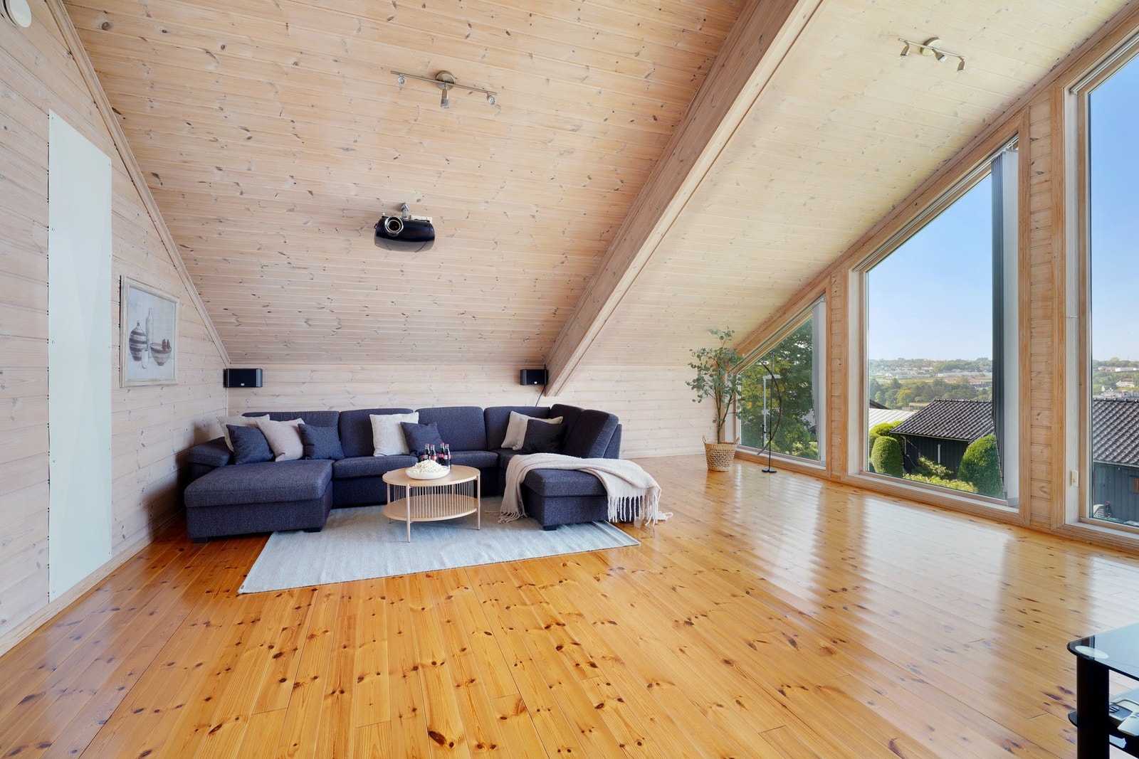 Stor og luftig loftstue med god takhøyde og utgang til terrassen. Galleribilde