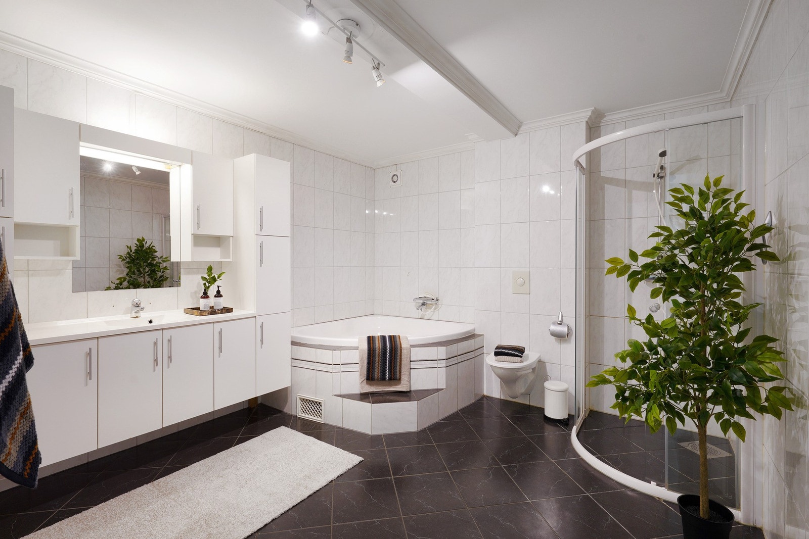 Bad i utleieleilighet. Galleribilde