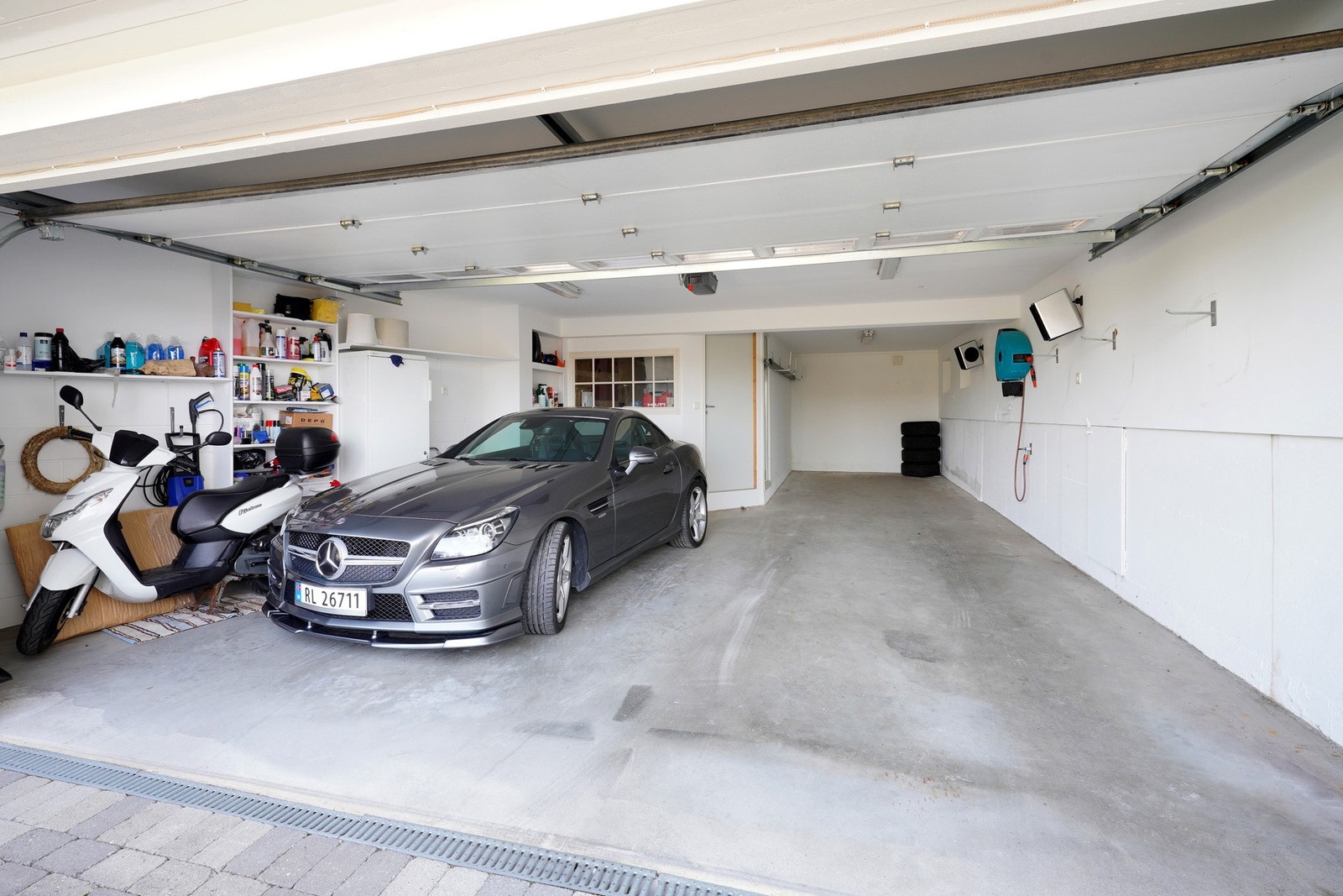 Stor garasje på 62 kvm + loftsrom på 17 kvm. Galleribilde