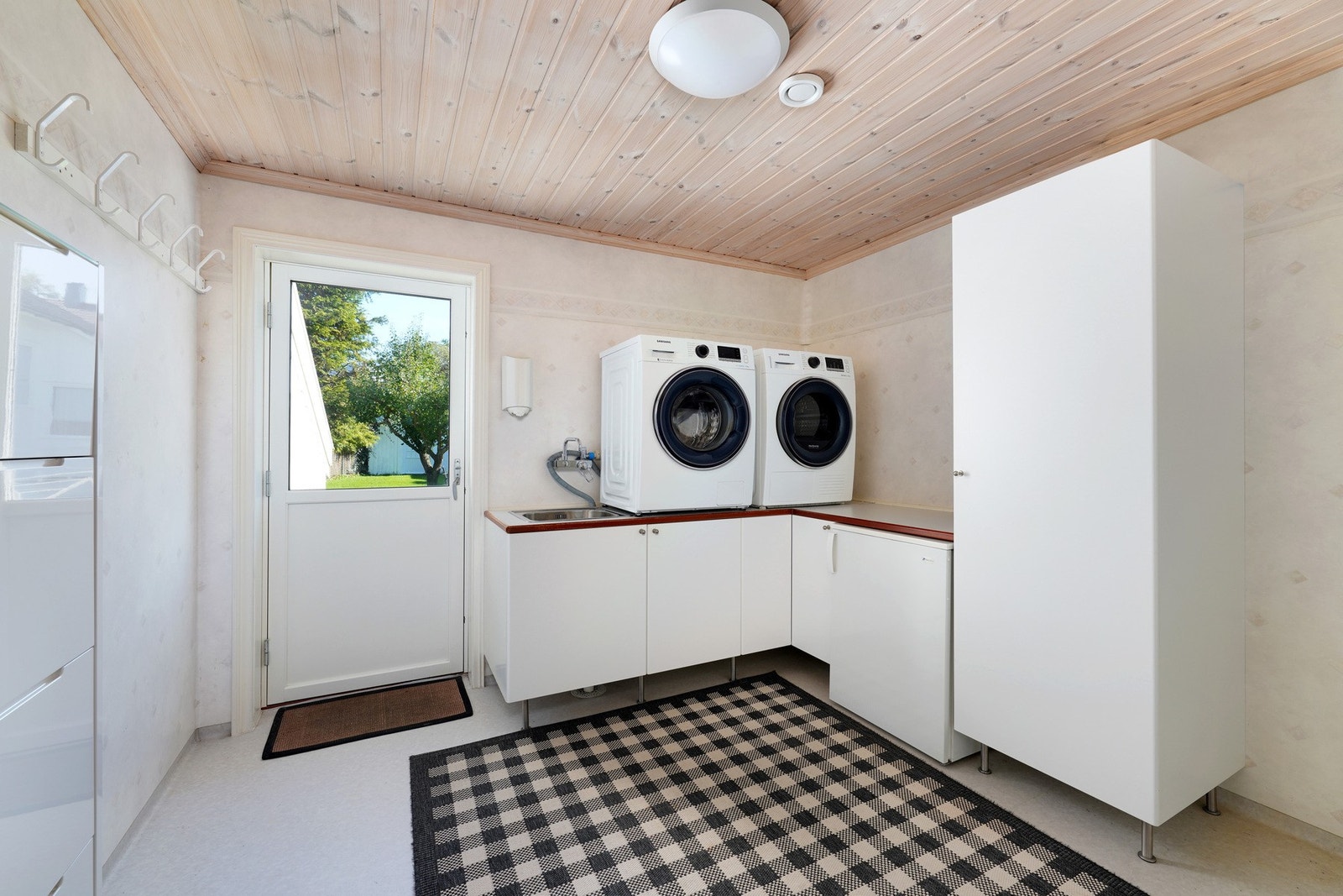 Praktisk vaskerom/bi-inngang. Her er det god plass til oppbevaring og organisering av yttertøy. Galleribilde