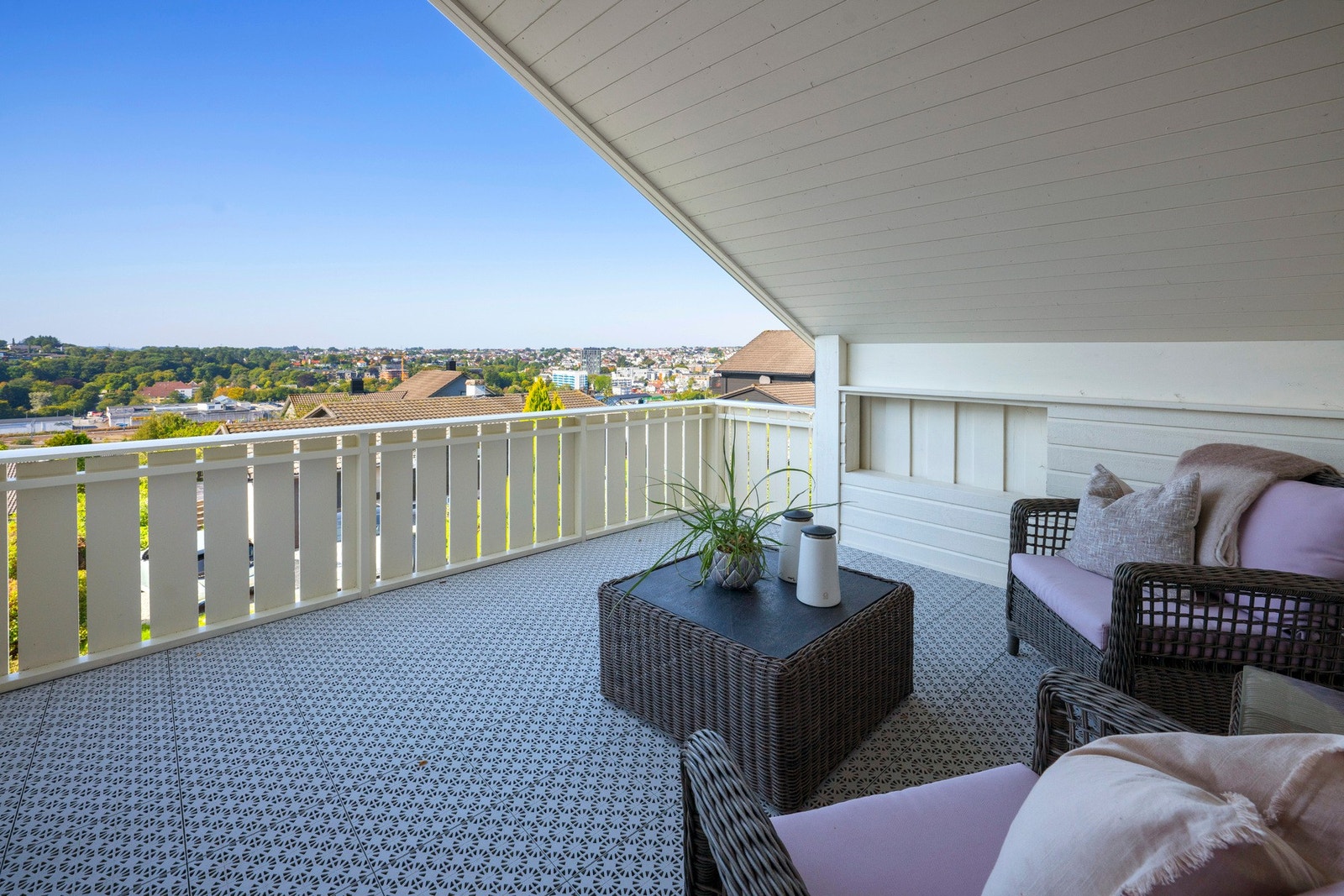Terrasse ut fra loftstuen. Her er det godt å nyte fine sommer kvelder. Galleribilde
