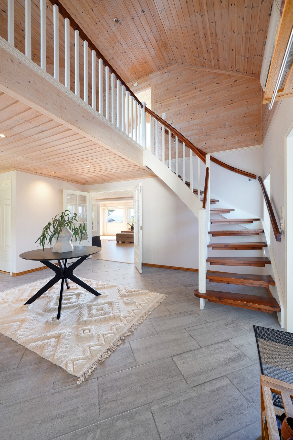 Lys entré med plass for garderobeløsninger. Varmekabler i gulv. Galleribilde