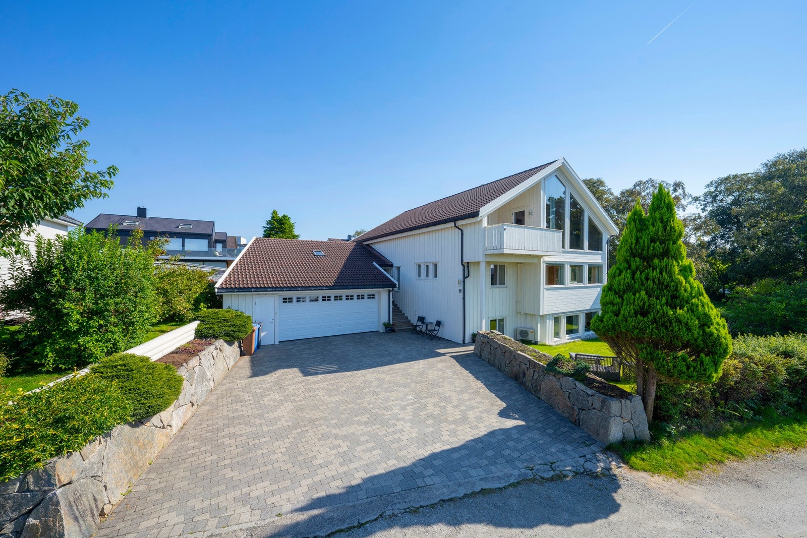 Stor gårdsplass og dobbelgarasje her er det god plass til parkering av flere biler. Galleribilde