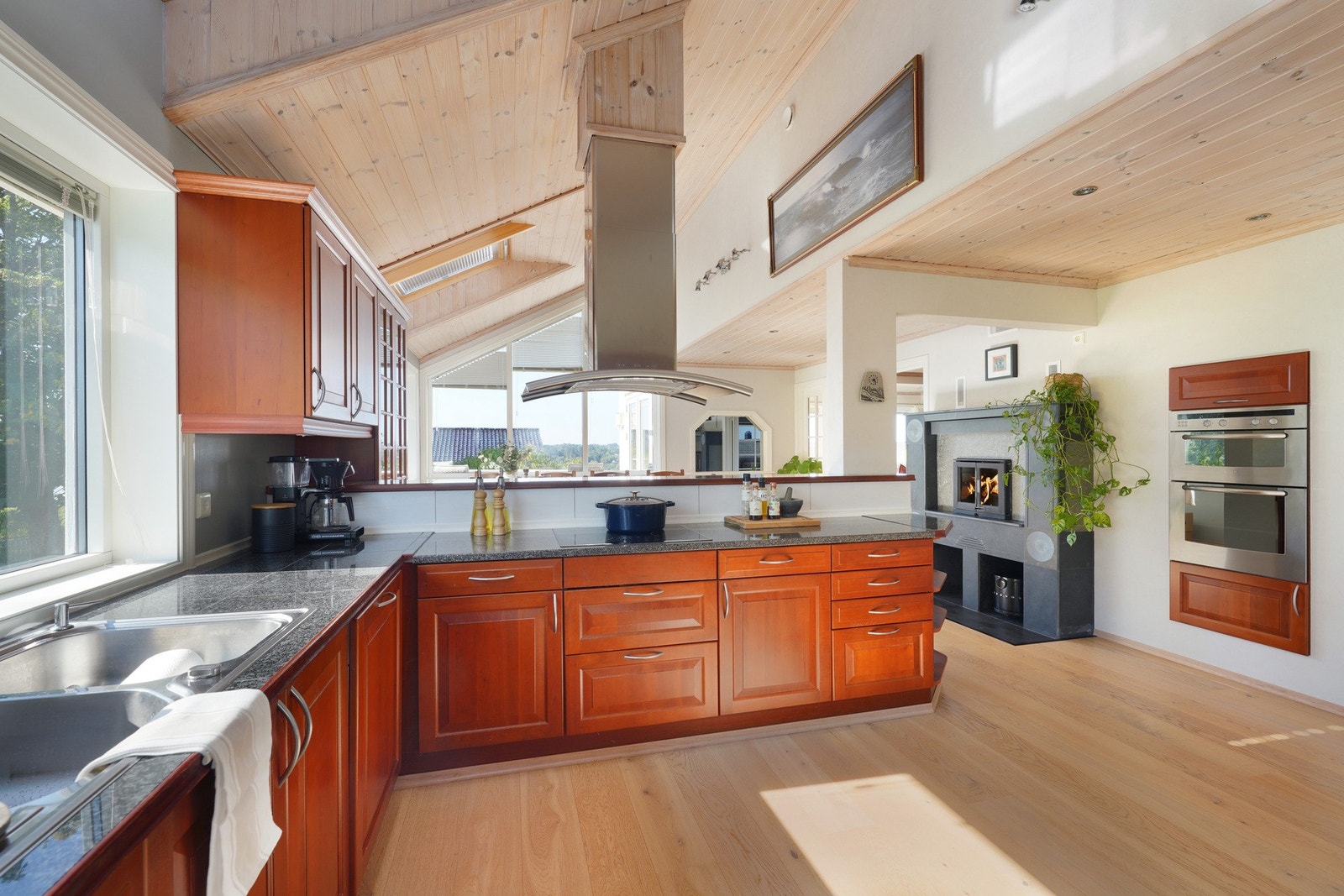 Romslig kjøkken med rikelig av skap-, skuff- og benkeplass. Galleribilde