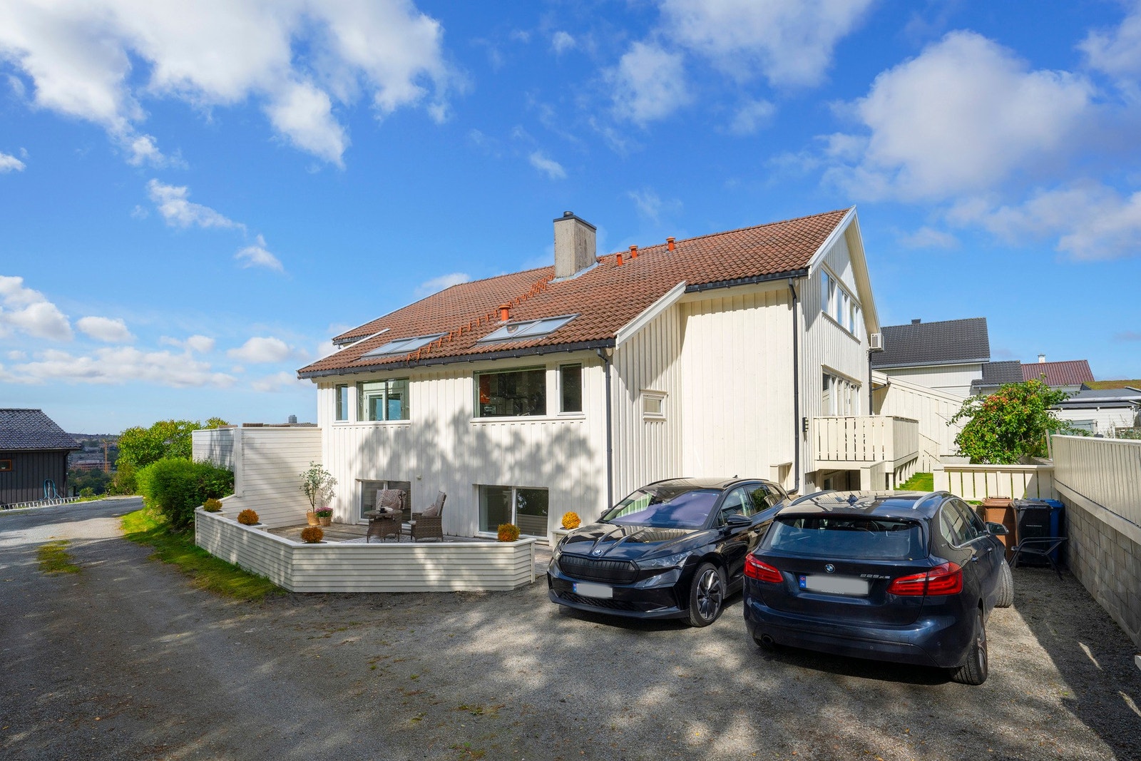 Uteområde, parkkeringsplass og inngangsperi til leilighet. Galleribilde