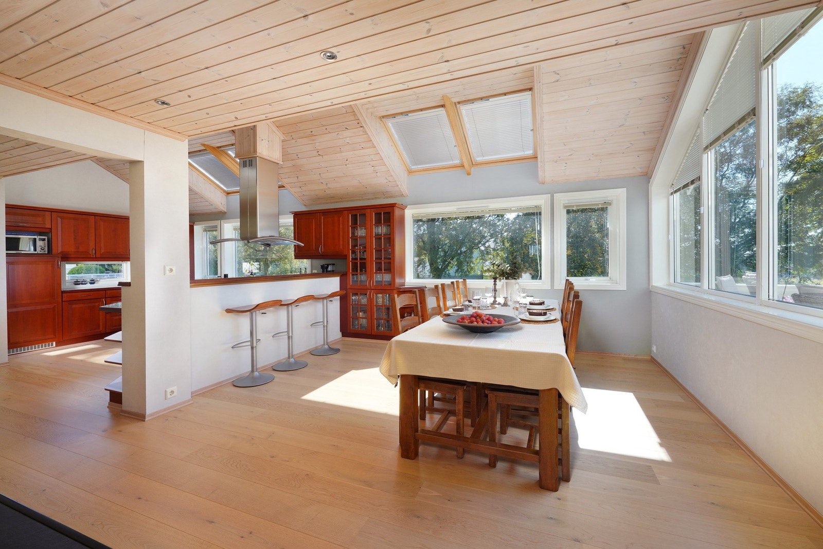 Det er god plass for en stor spisegruppe i egen sone, her er det bare å invitere venner og familie til bords. Galleribilde