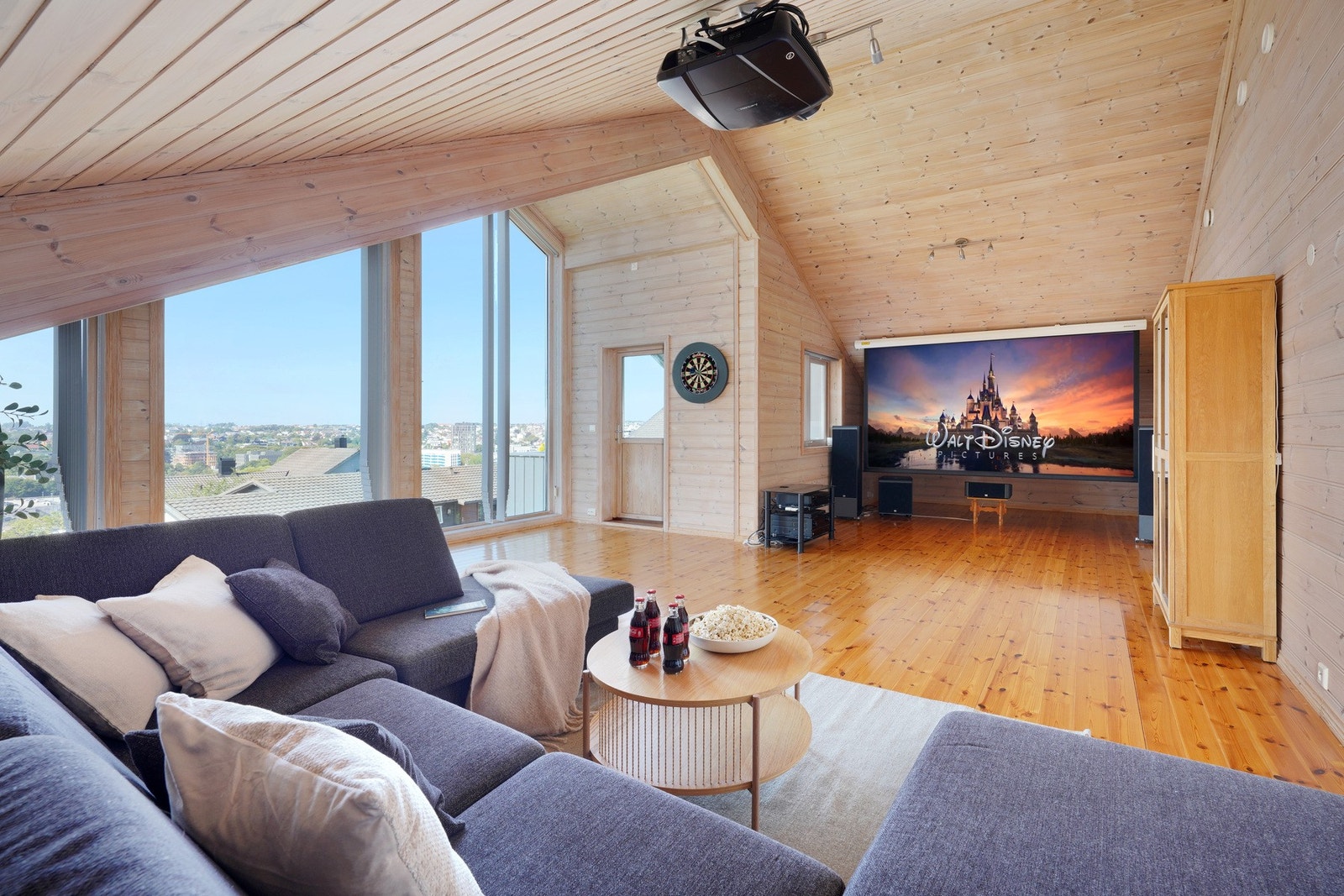 Hjemmekino prosjektor og lerret som kan medfølge handelen, må avtales separat Galleribilde