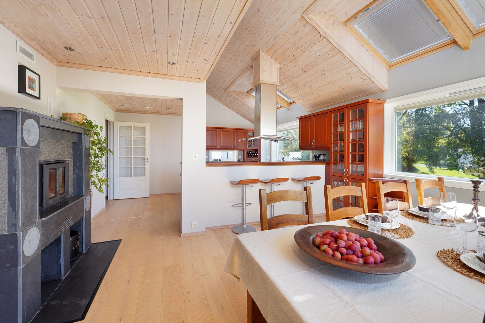 Fantastisk romslig og luftig kjøkken/spisestue med takviduer. Galleribilde