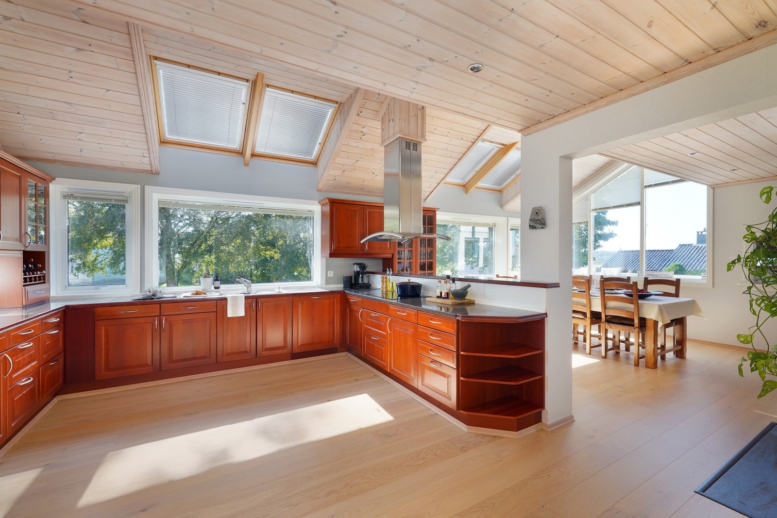 Romslig og praktisk kjøkken til hobbykokkens glede. Galleribilde